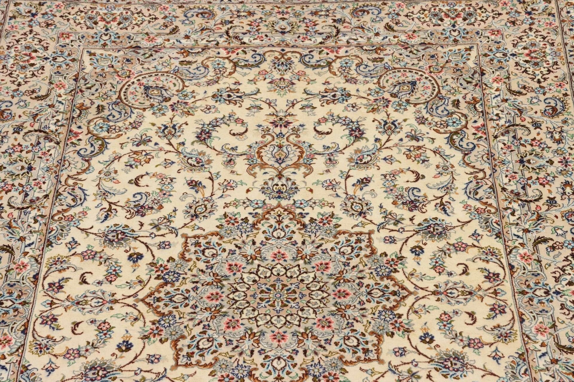 Handgeknüpfter Ghom Perserteppich, 102 × 150 cm, Seide