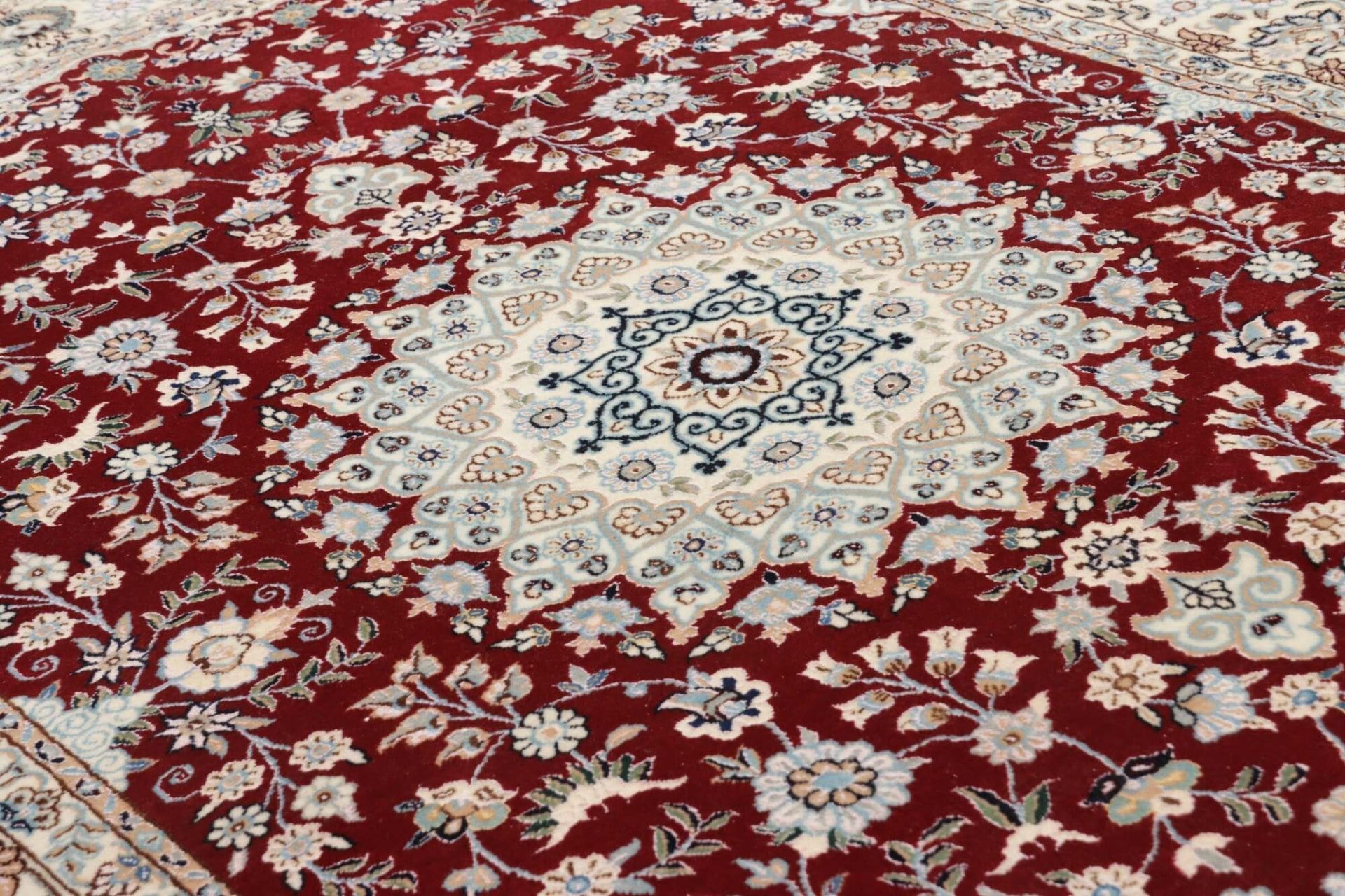 Nain Perserteppich aus Iran, 121 × 168 cm