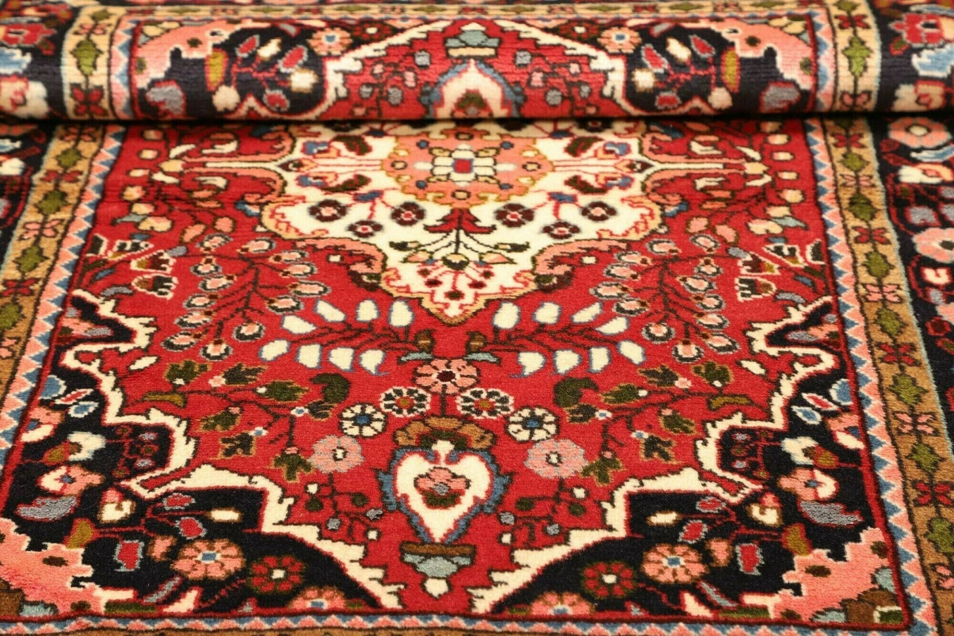 Handgeknüpfter Hamadan Perserteppich 109 × 152 cm