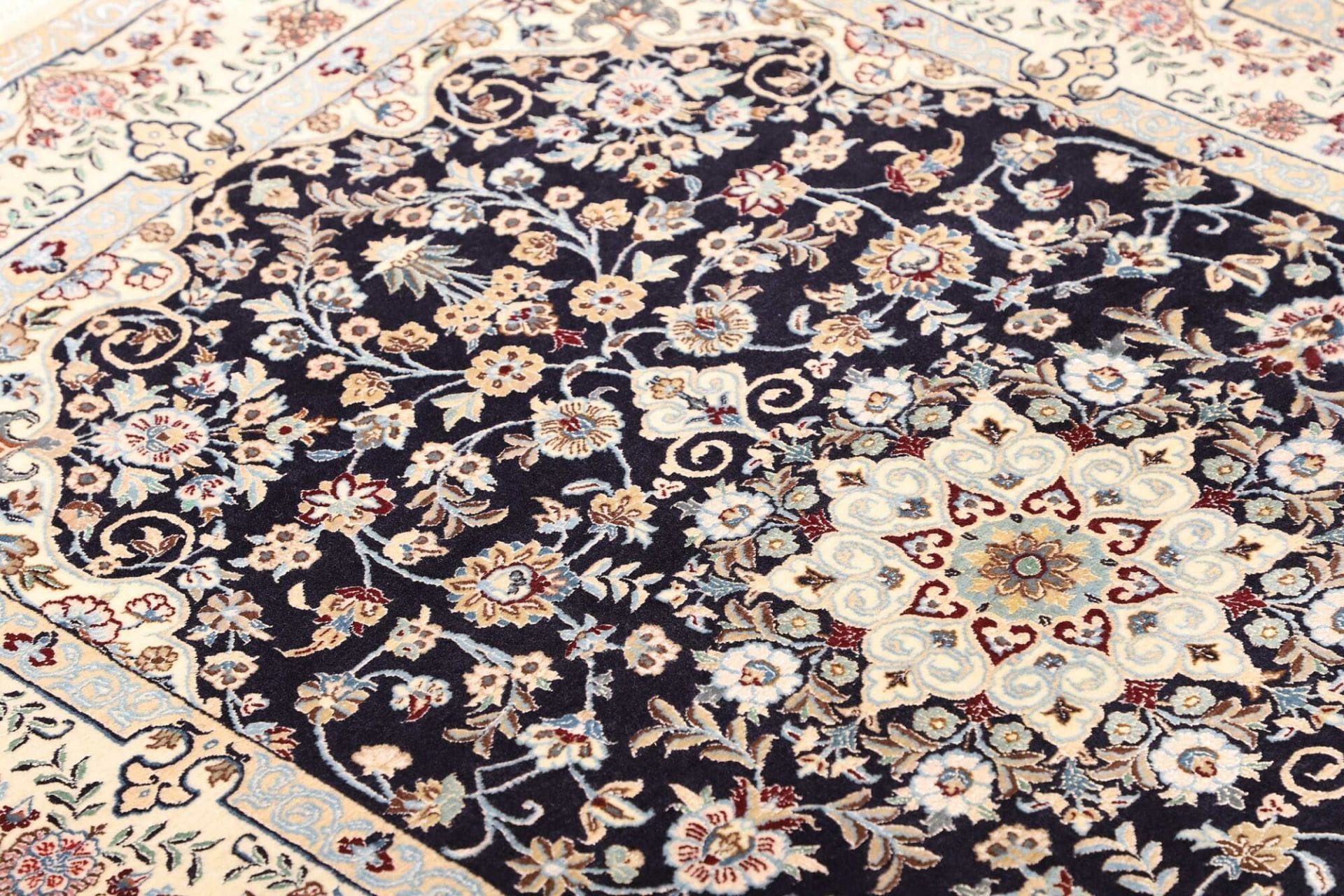 Nain Perserteppich aus Iran, 106 × 155 cm