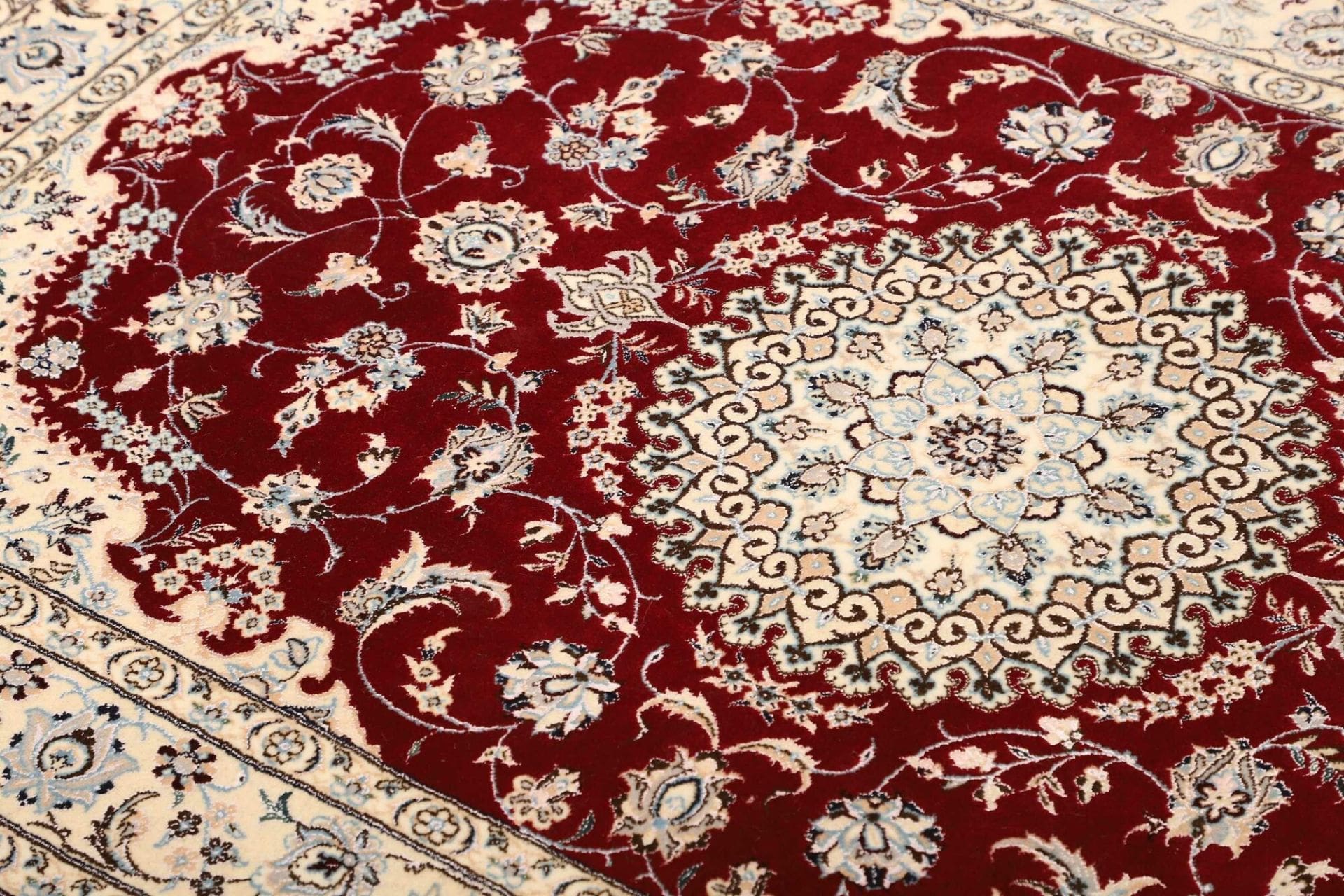 Nain Perserteppich aus Iran, 110 × 164 cm
