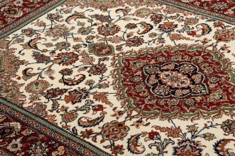 Handgeknüpfter Isfahan Perserteppich, 109 × 158 cm, Wolle & Seide