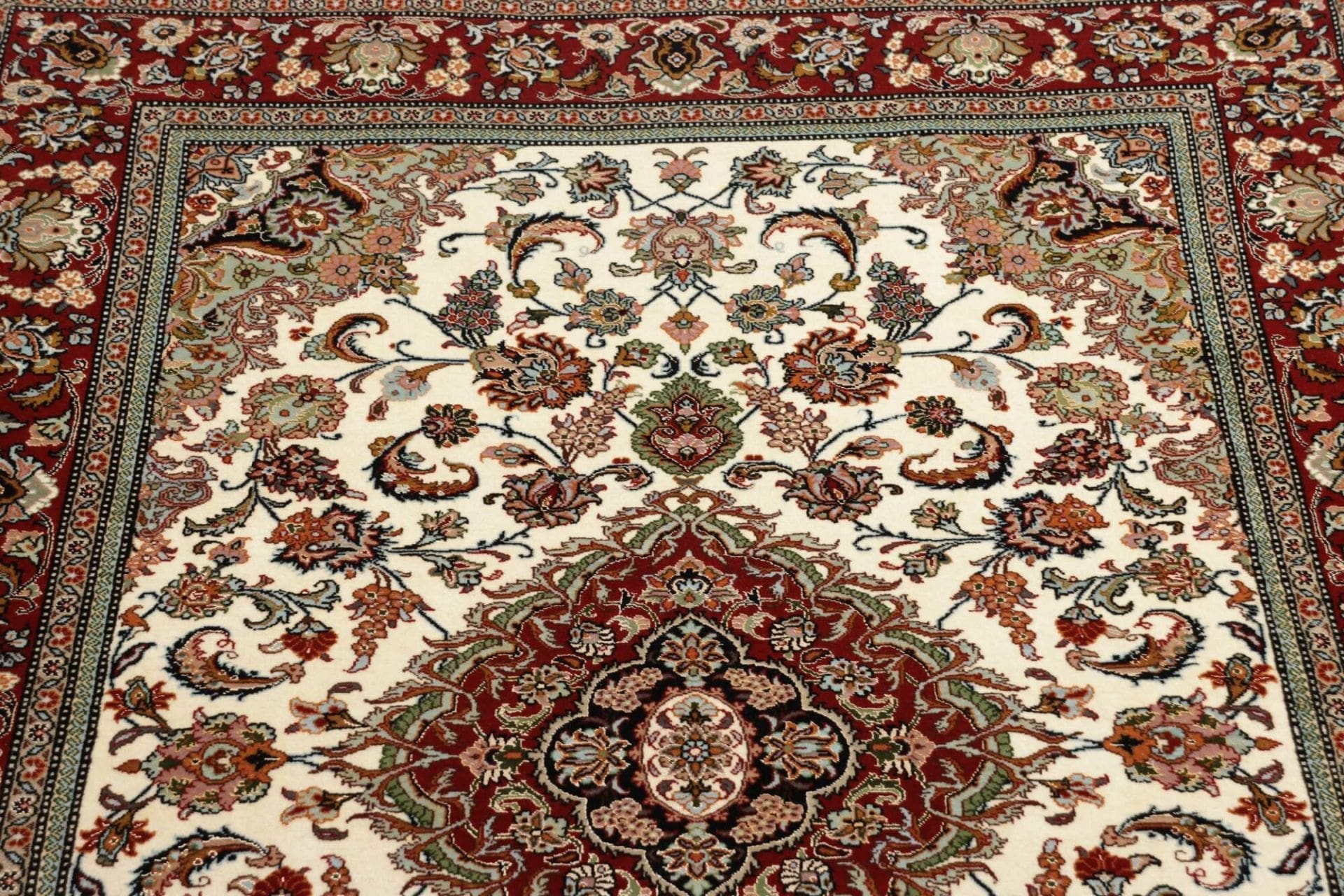 Handgeknüpfter Isfahan Perserteppich, 109 × 158 cm, Wolle & Seide