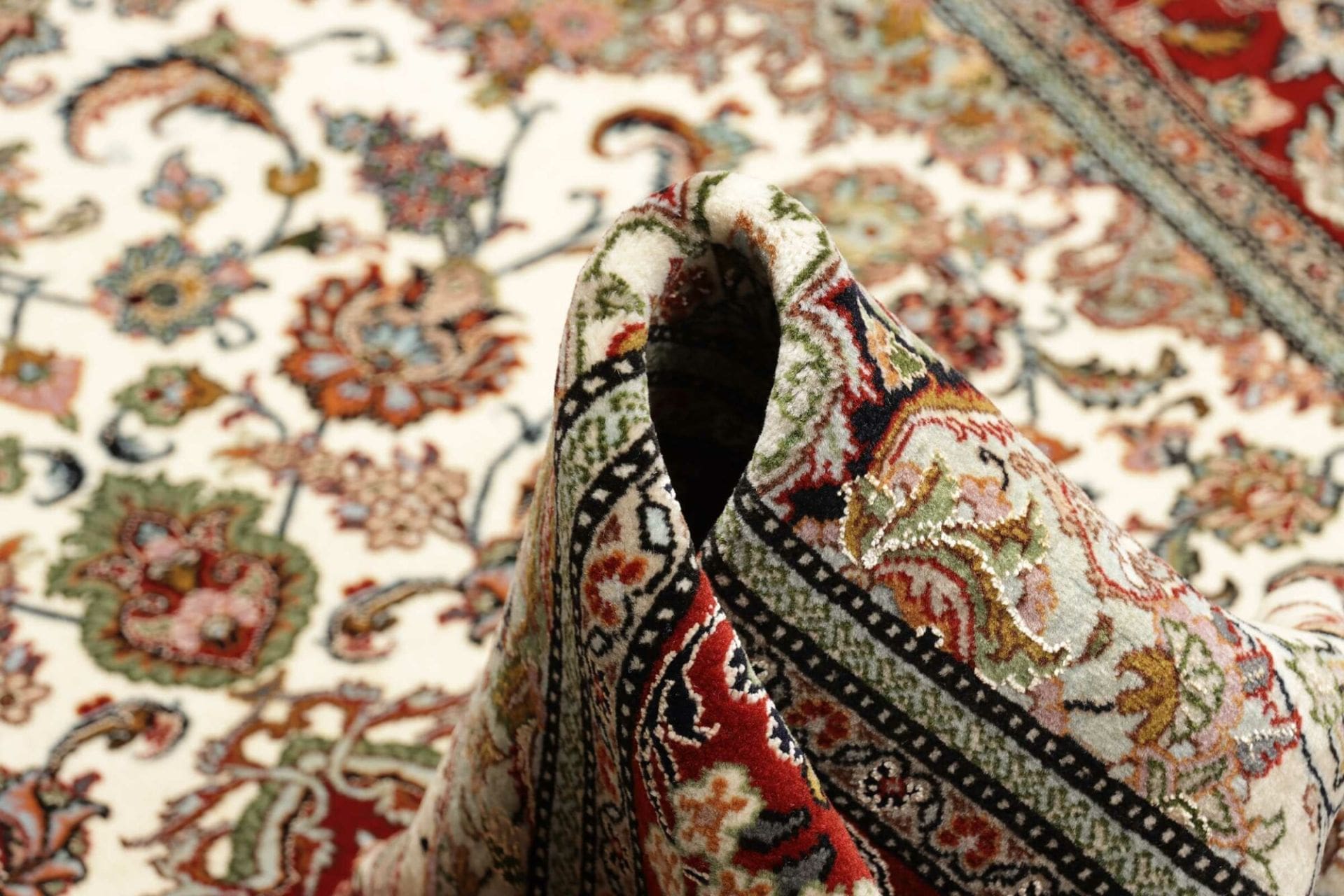 Handgeknüpfter Isfahan Perserteppich, 109 × 158 cm, Wolle & Seide
