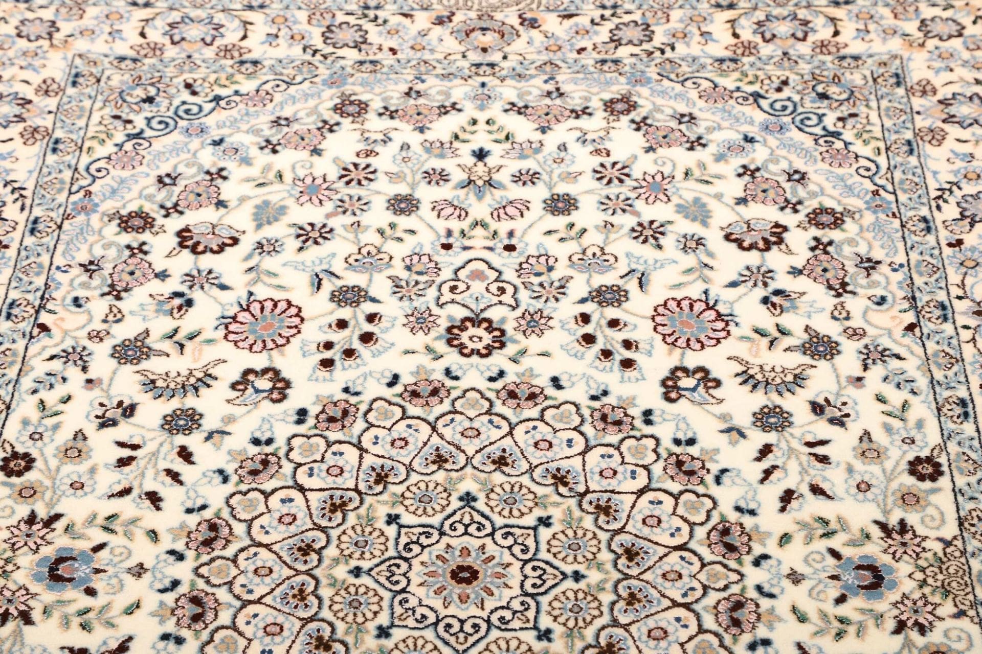 Nain Perserteppich aus Iran, 112 × 165 cm
