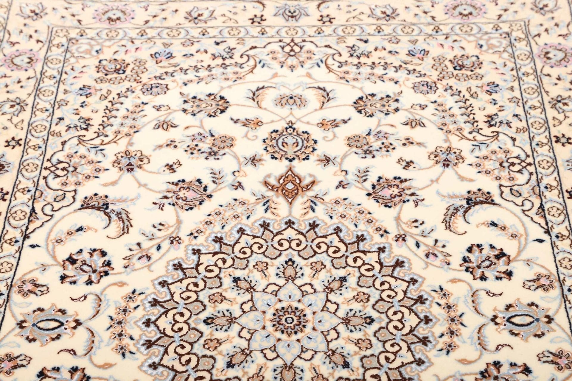 Handgeknüpfter Nain Perserteppich 106 × 159 cm