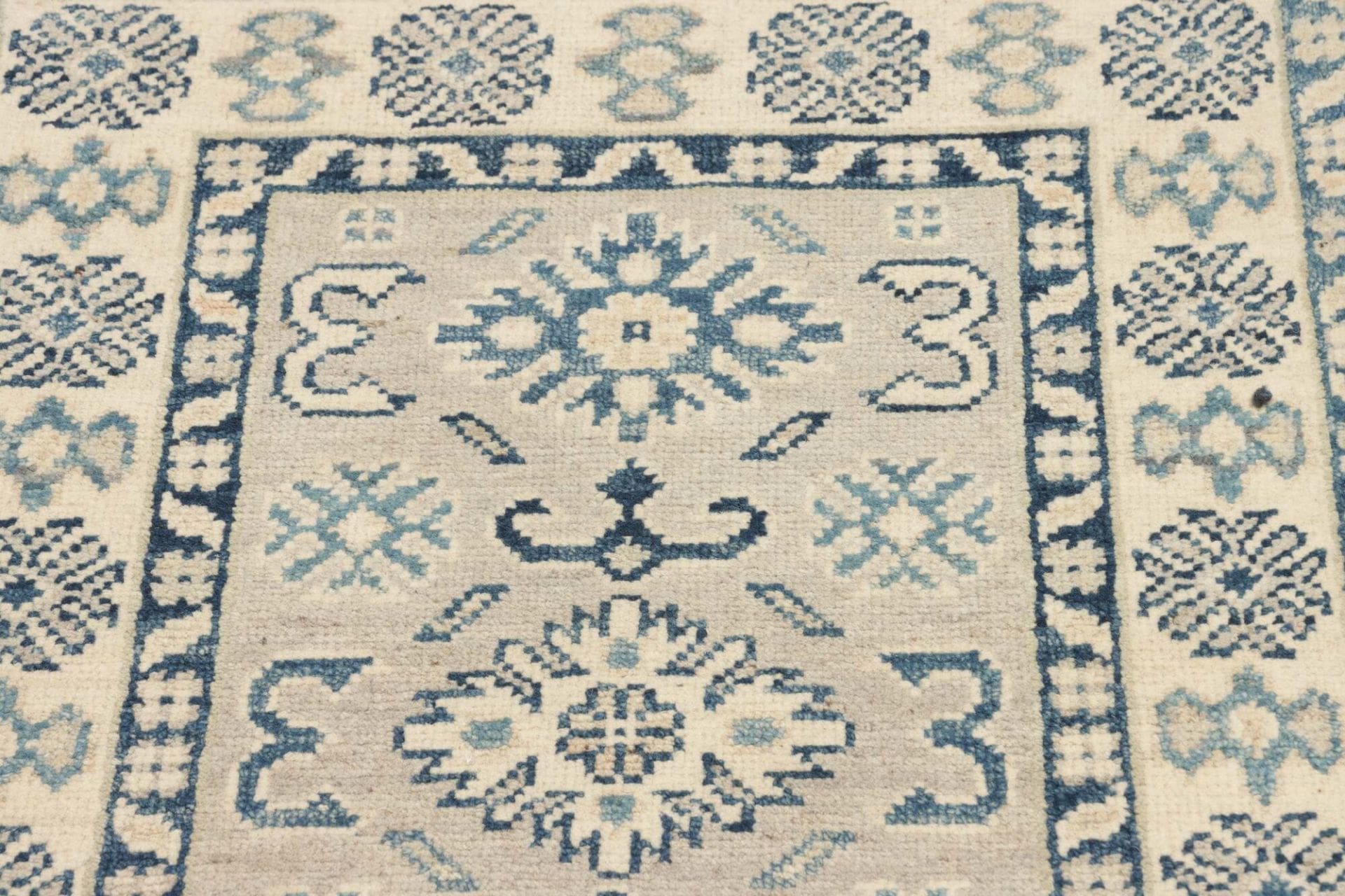 Kazak Orientteppich aus Pakistan, 69 × 93 cm
