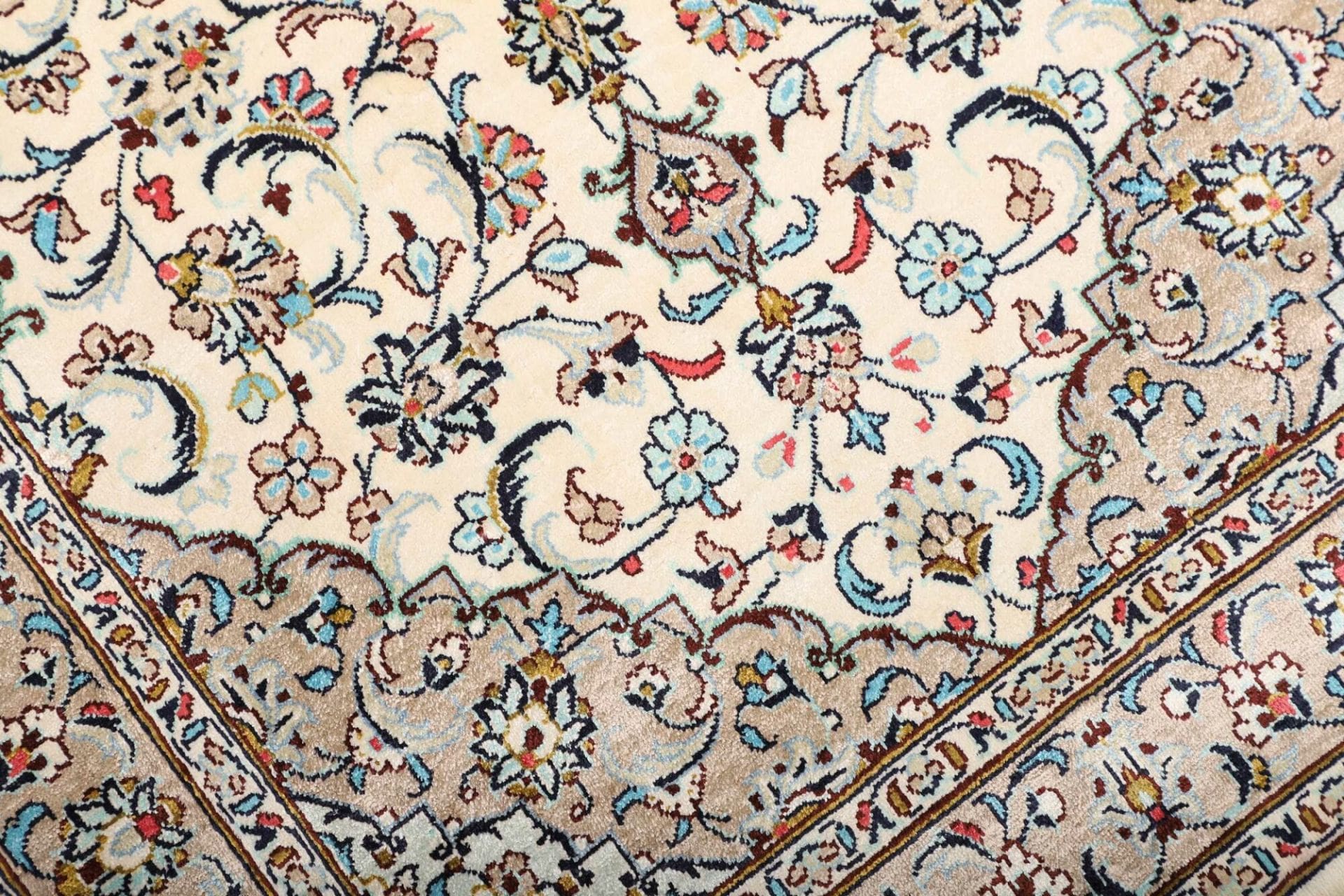 Handgeknüpfter Ghom Perserteppich, 61 × 90 cm, Seide