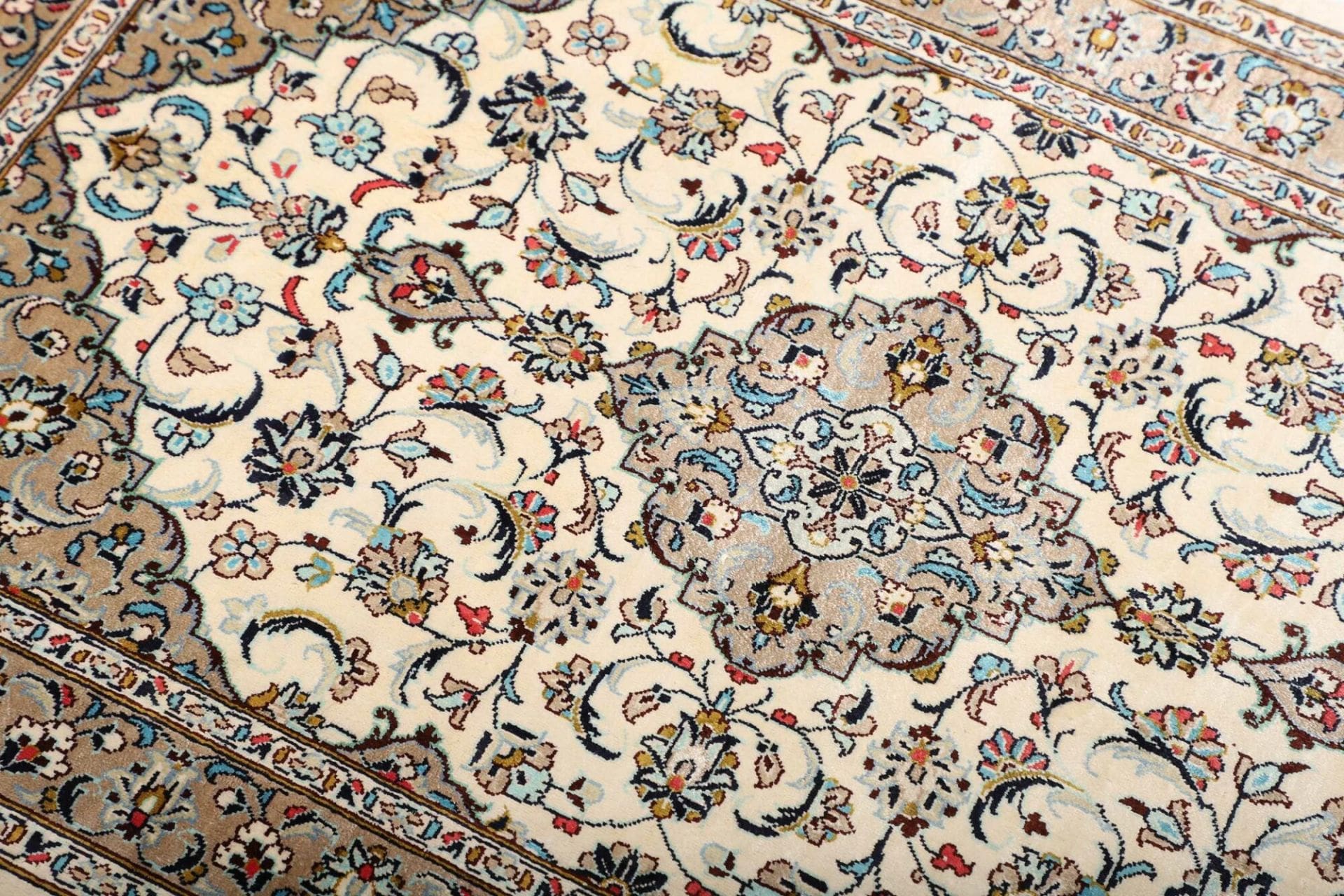 Handgeknüpfter Ghom Perserteppich, 61 × 90 cm, Seide