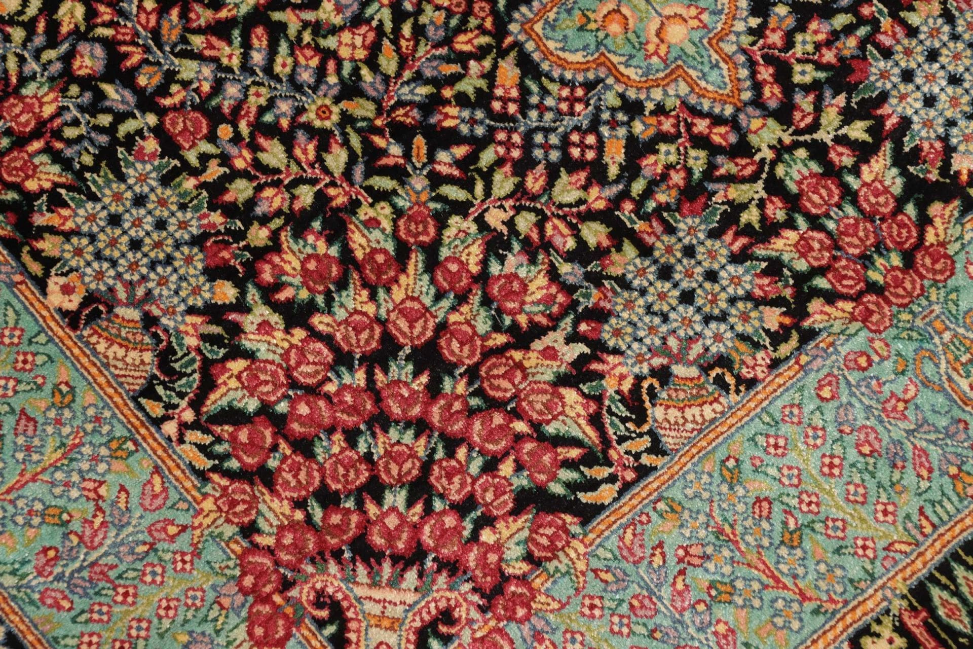 Handgeknüpfter Ghom Perserteppich, 66 × 93 cm, Seide