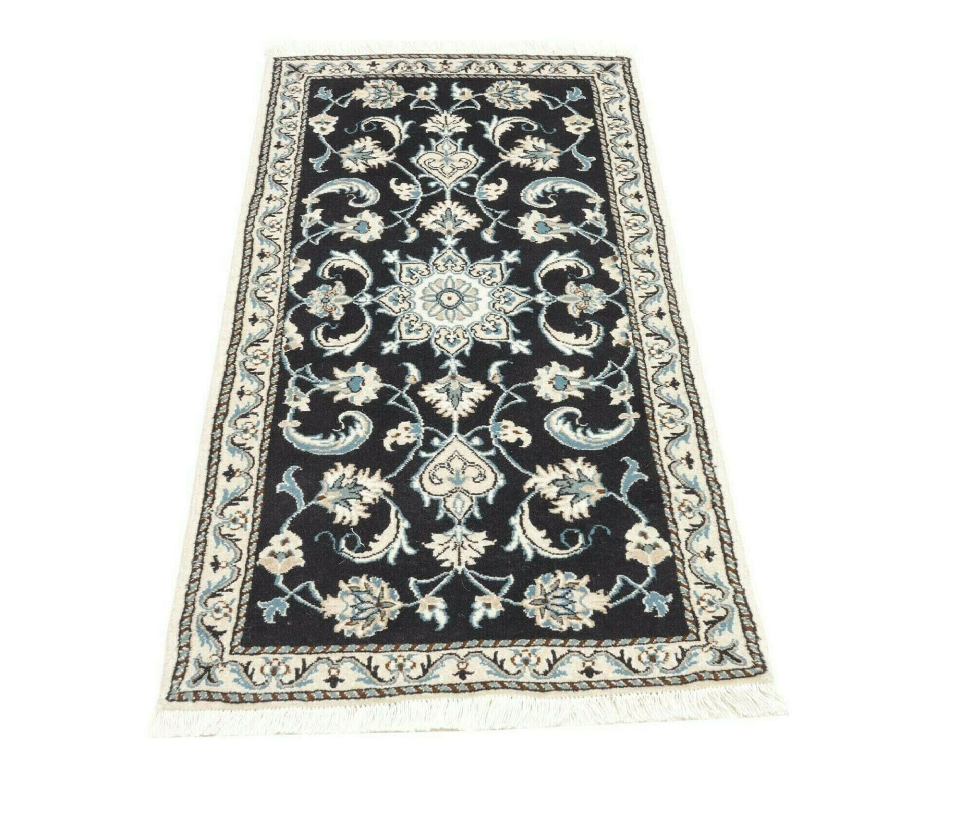 Nain Perserteppich aus Iran, 68 × 138 cm