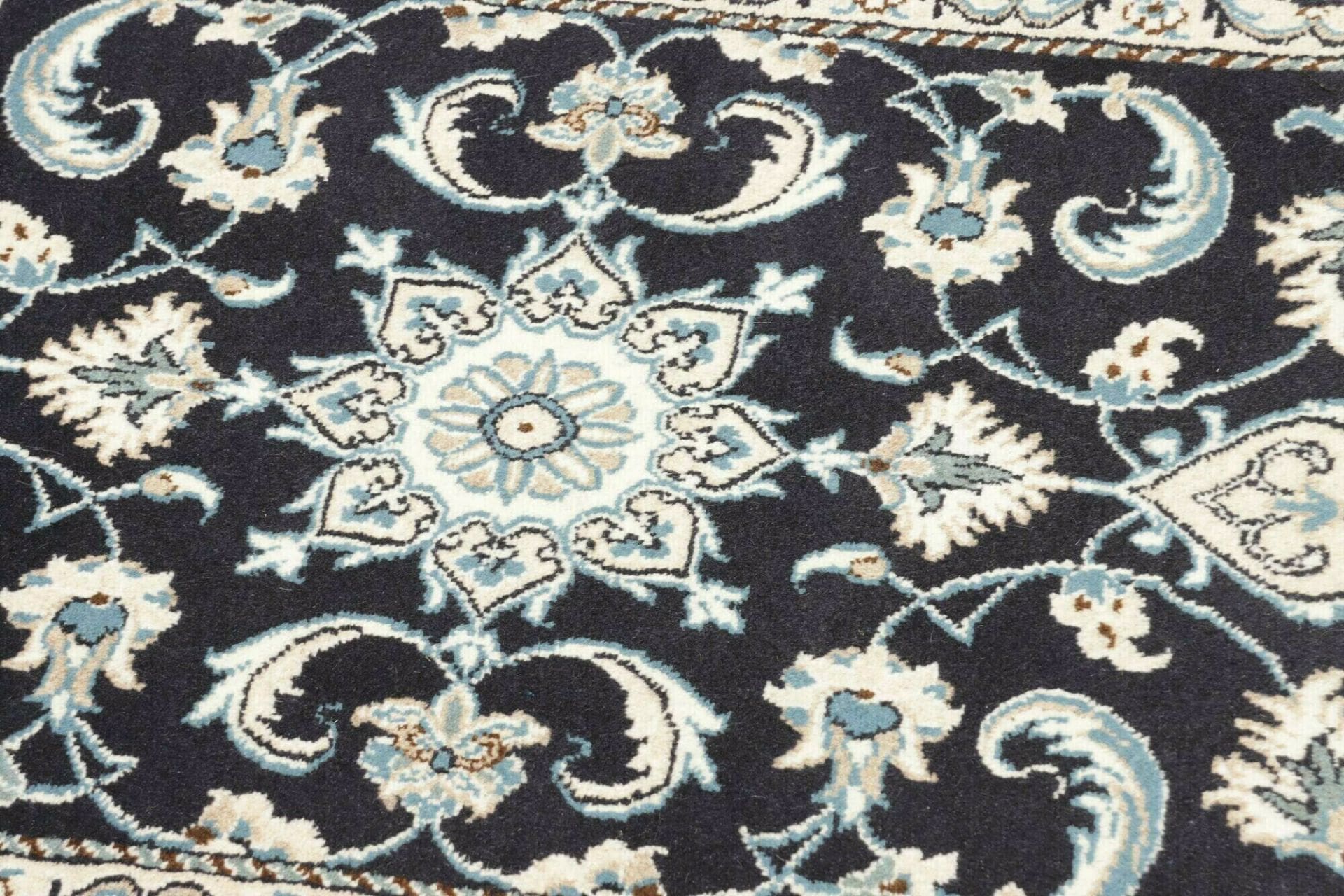 Nain Perserteppich aus Iran, 68 × 138 cm