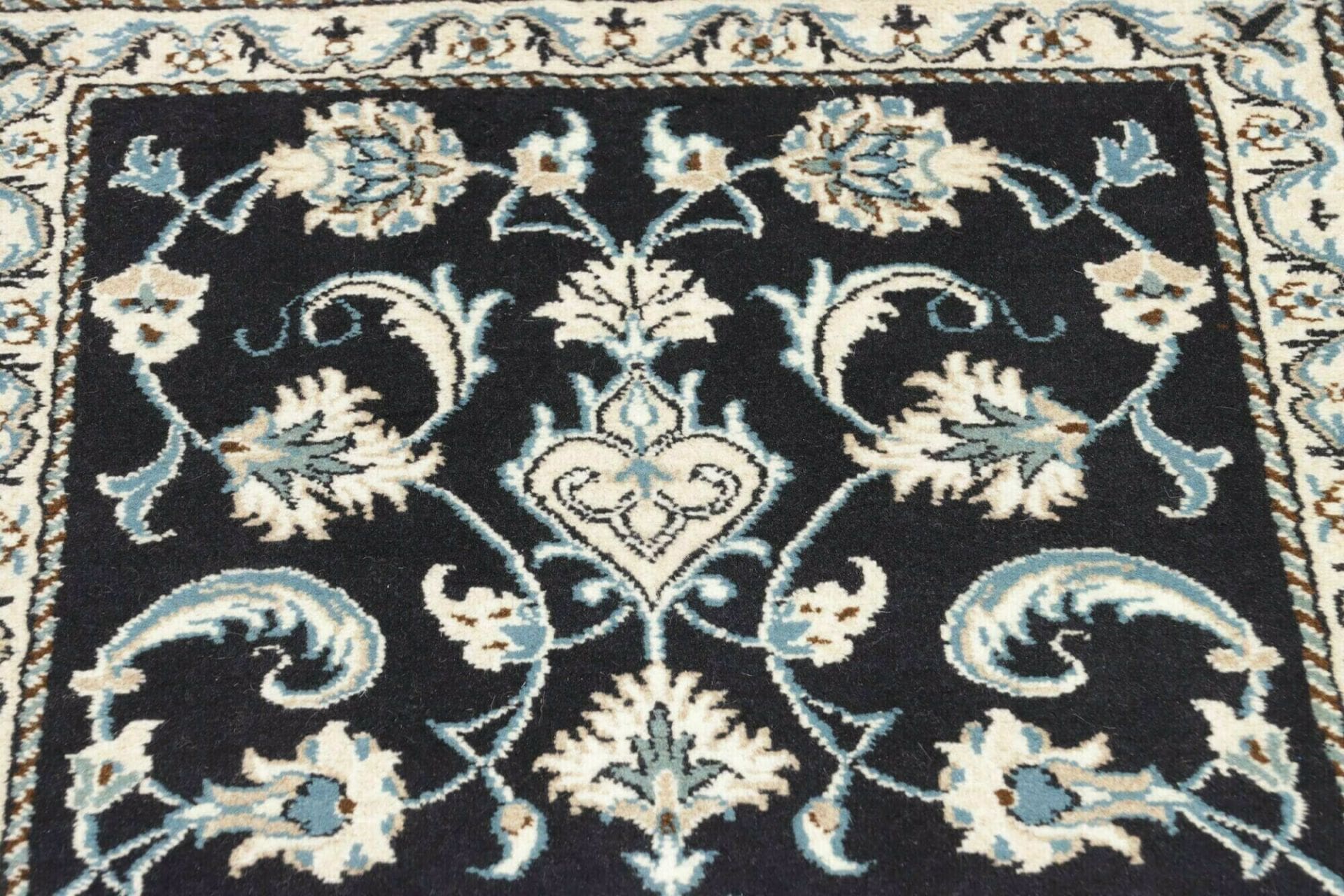 Nain Perserteppich aus Iran, 68 × 138 cm
