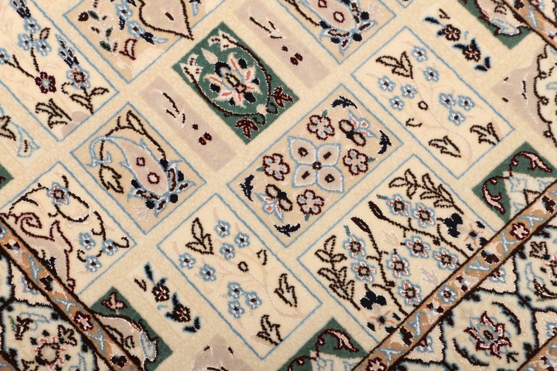 Nain Perserteppich aus Iran, 68 × 189 cm
