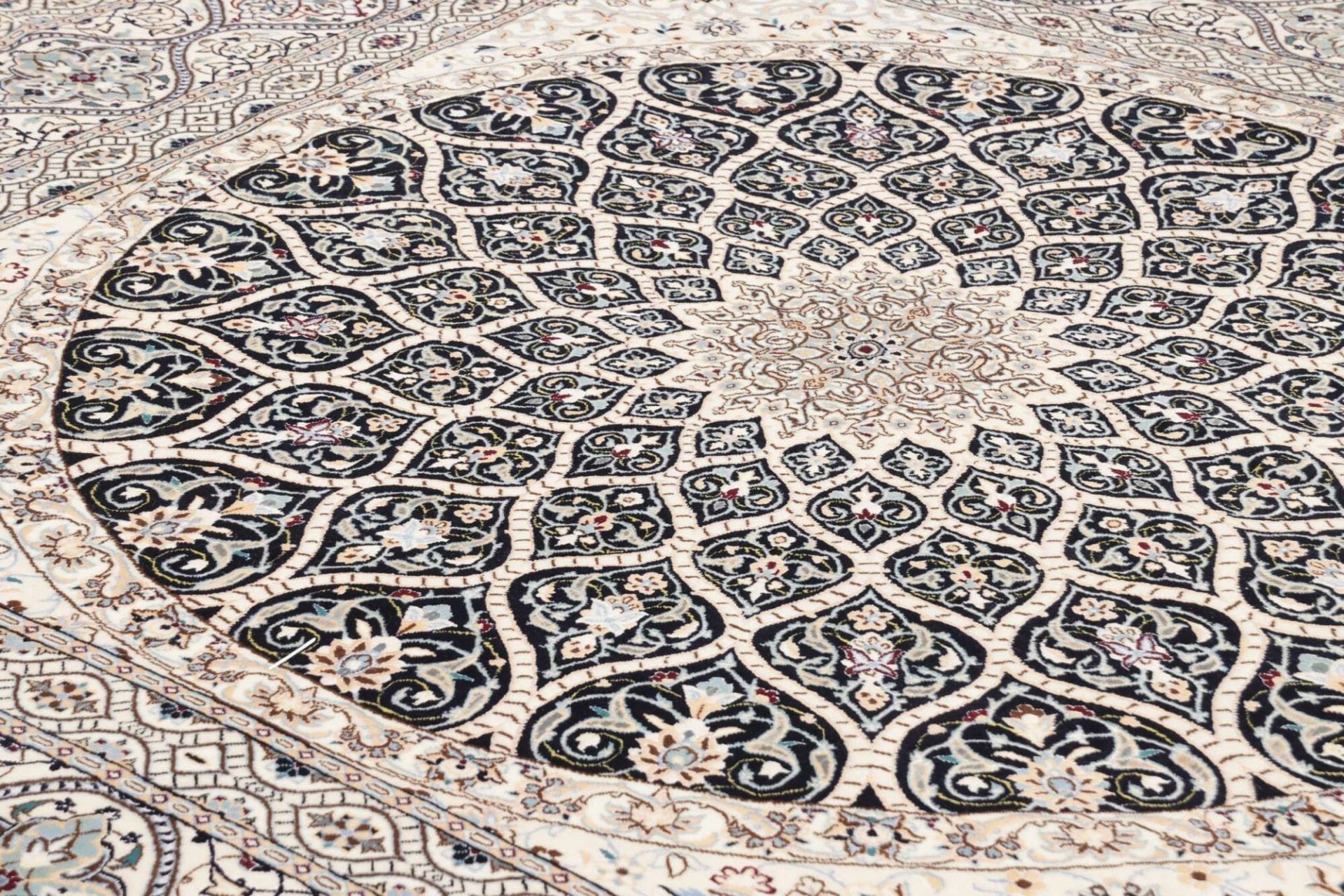 Nain Perserteppich 205 × 205 cm aus Wolle, handgeknüpft