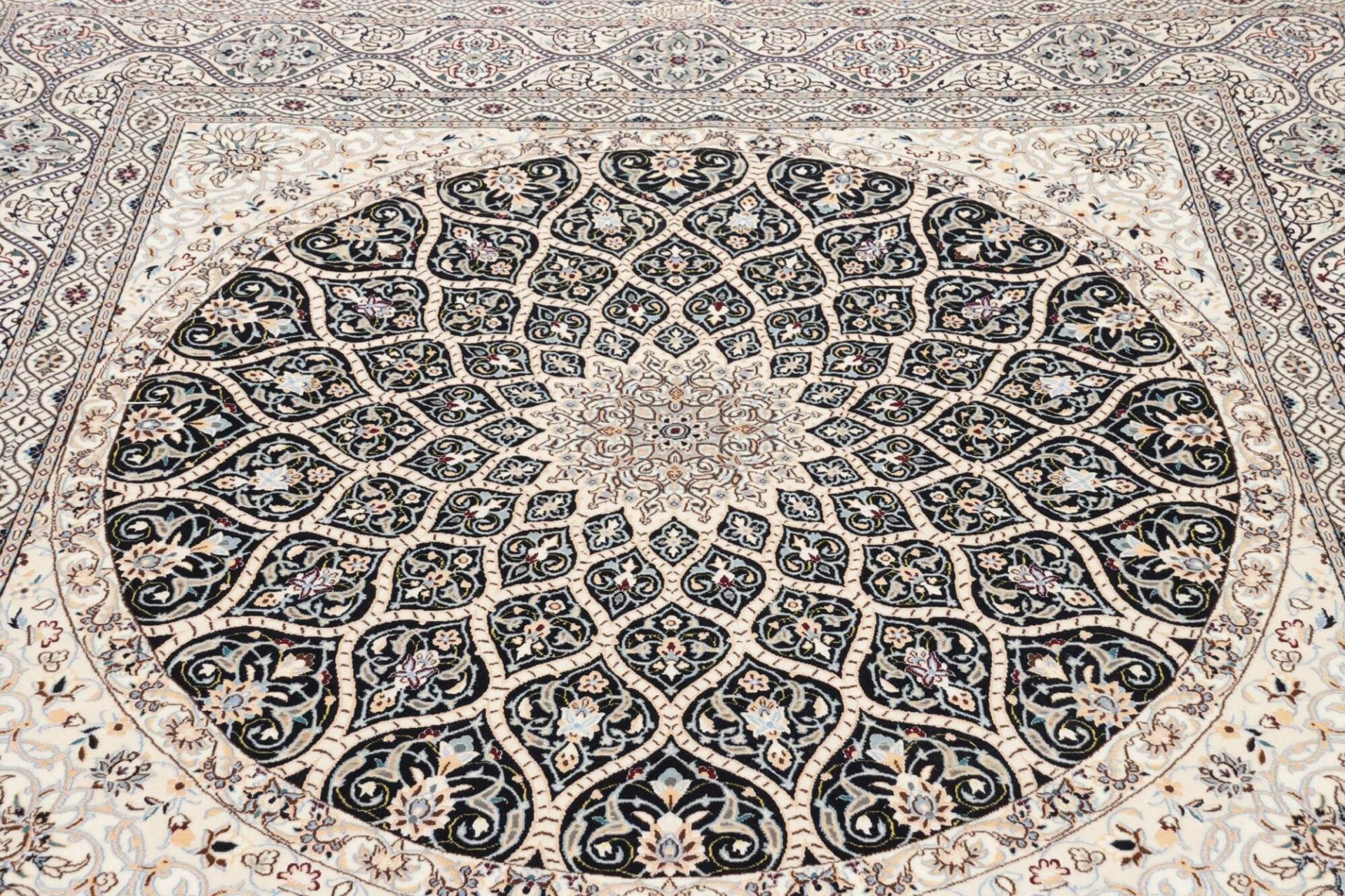 Nain Perserteppich 205 × 205 cm aus Wolle, handgeknüpft