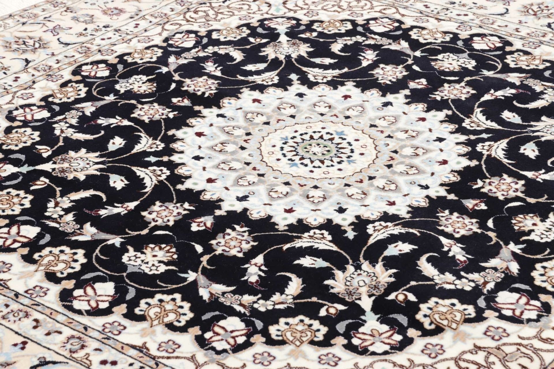 Nain Perserteppich 175 × 170 cm aus Wolle, handgeknüpft