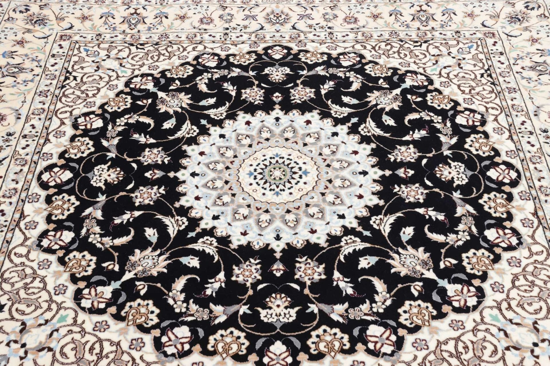 Nain Perserteppich 175 × 170 cm aus Wolle, handgeknüpft