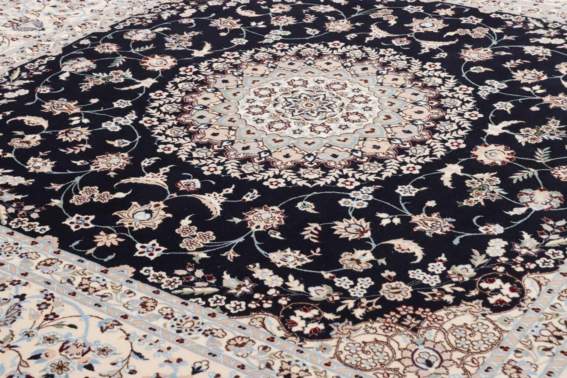 Nain Perserteppich 208 × 210 cm aus Wolle, handgeknüpft