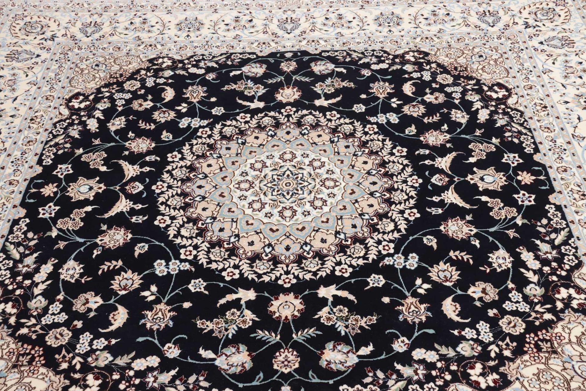 Nain Perserteppich 208 × 210 cm aus Wolle, handgeknüpft