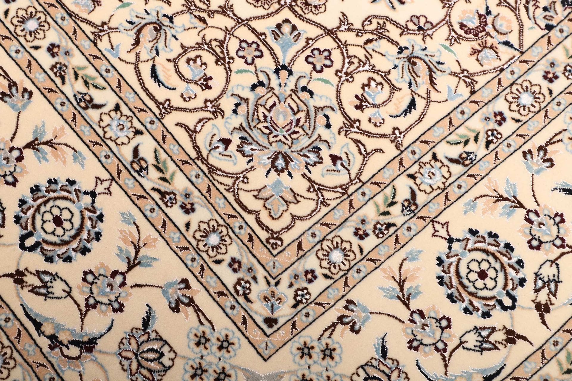Handgeknüpfter Nain Perserteppich 208 × 213 cm