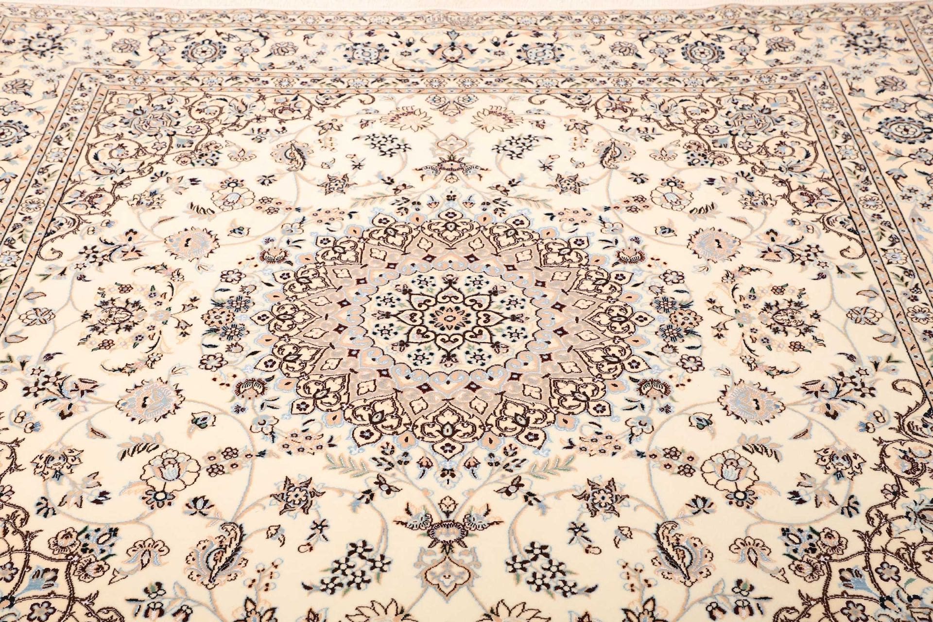 Handgeknüpfter Nain Perserteppich 208 × 213 cm