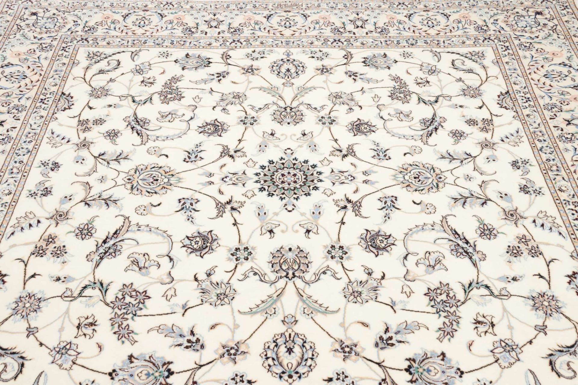 Nain Perserteppich 203 × 210 cm aus Wolle, handgeknüpft