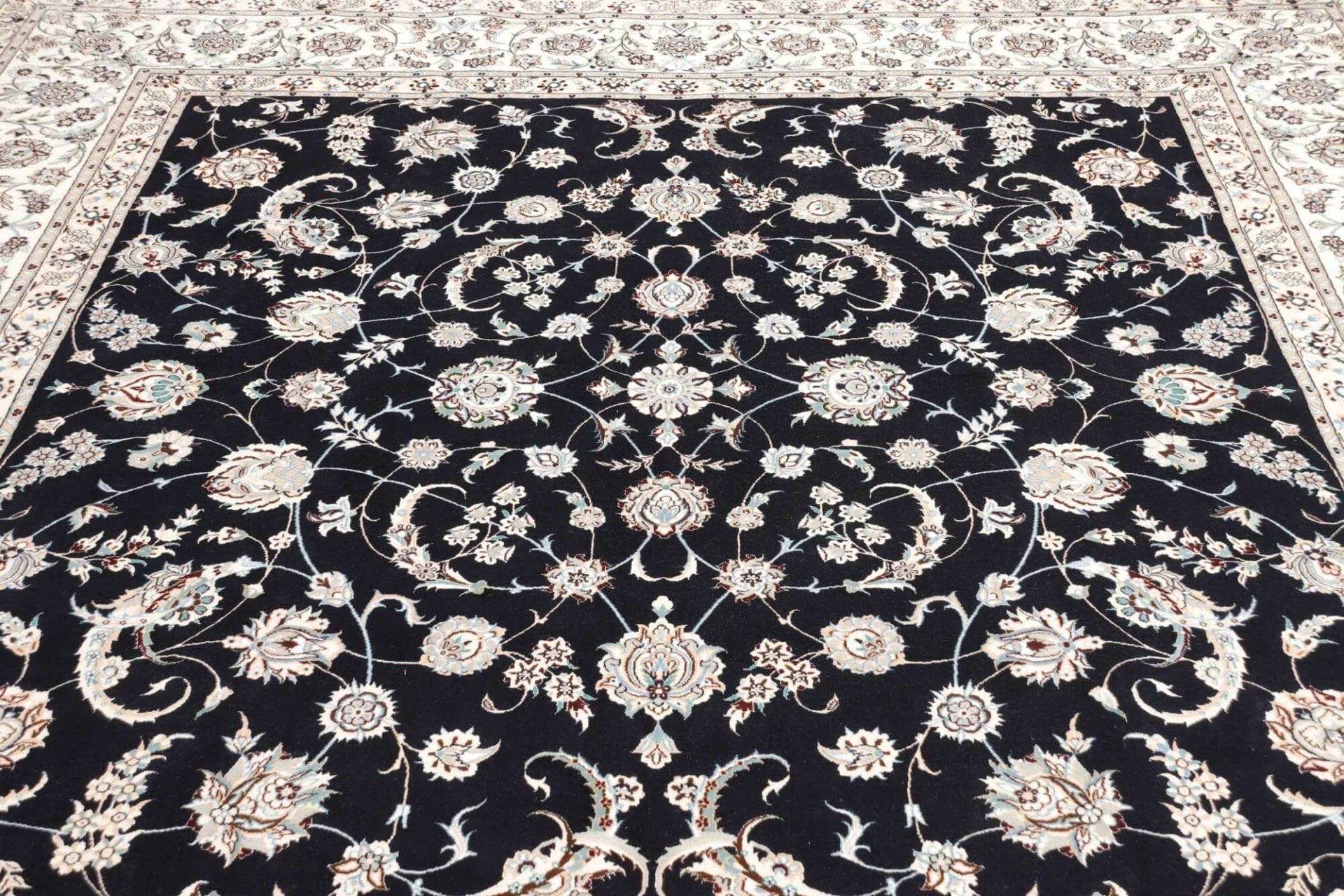 Handgeknüpfter Nain Perserteppich 263 × 261 cm