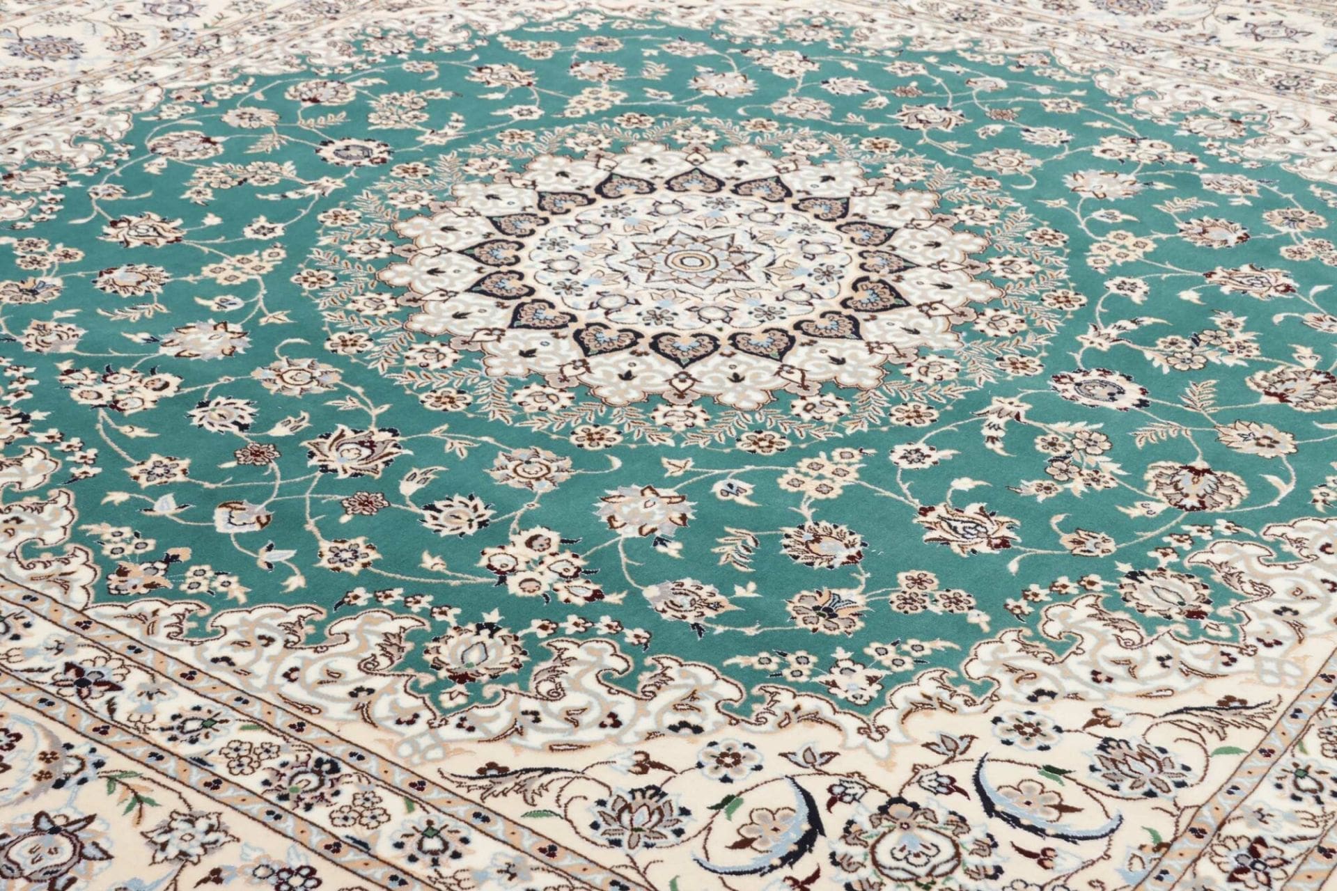 Nain Perserteppich 256 × 248 cm aus Wolle, handgeknüpft