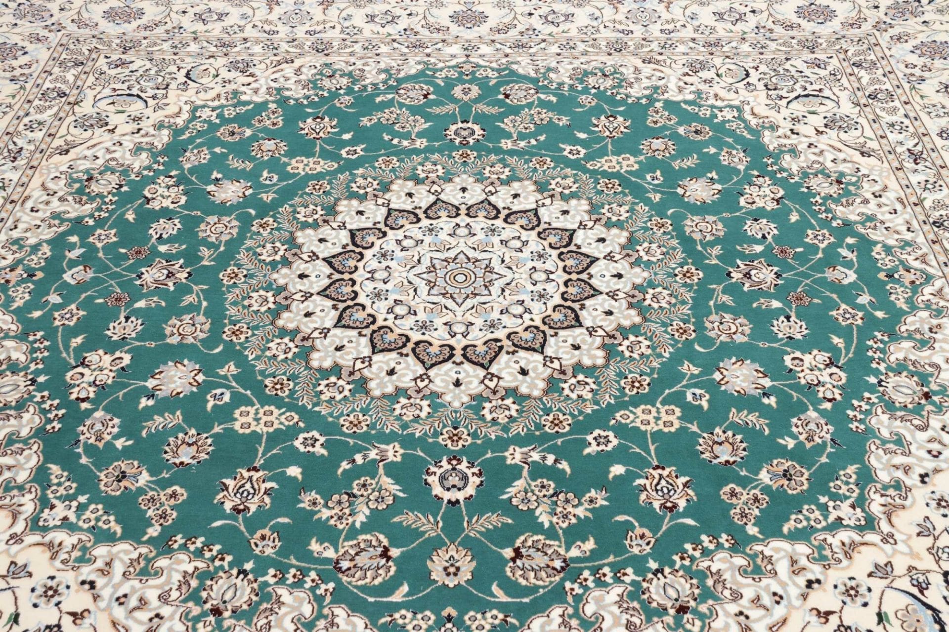 Nain Perserteppich 256 × 248 cm aus Wolle, handgeknüpft