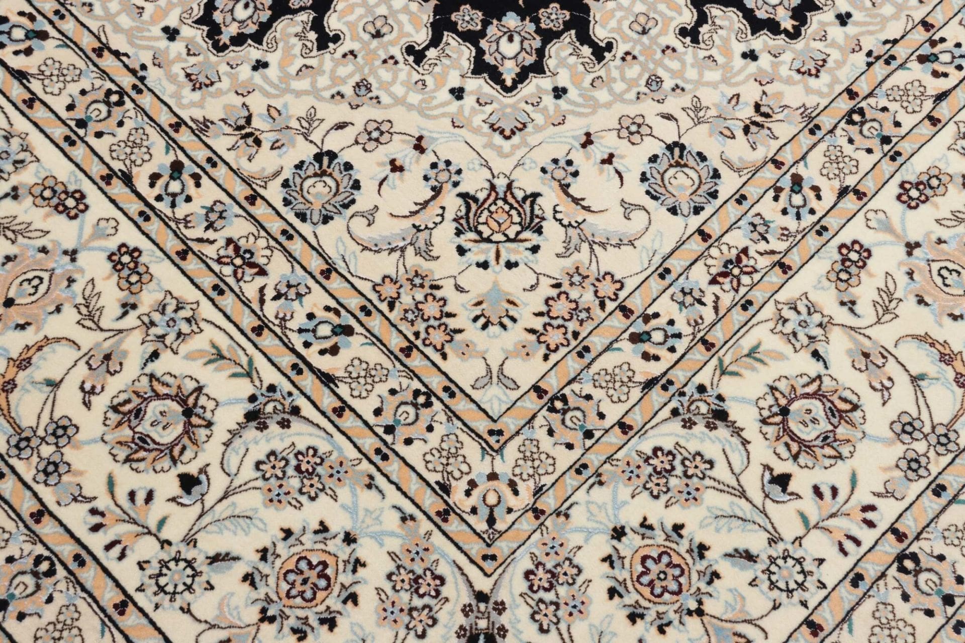 Handgeknüpfter Nain Perserteppich 262 × 310 cm