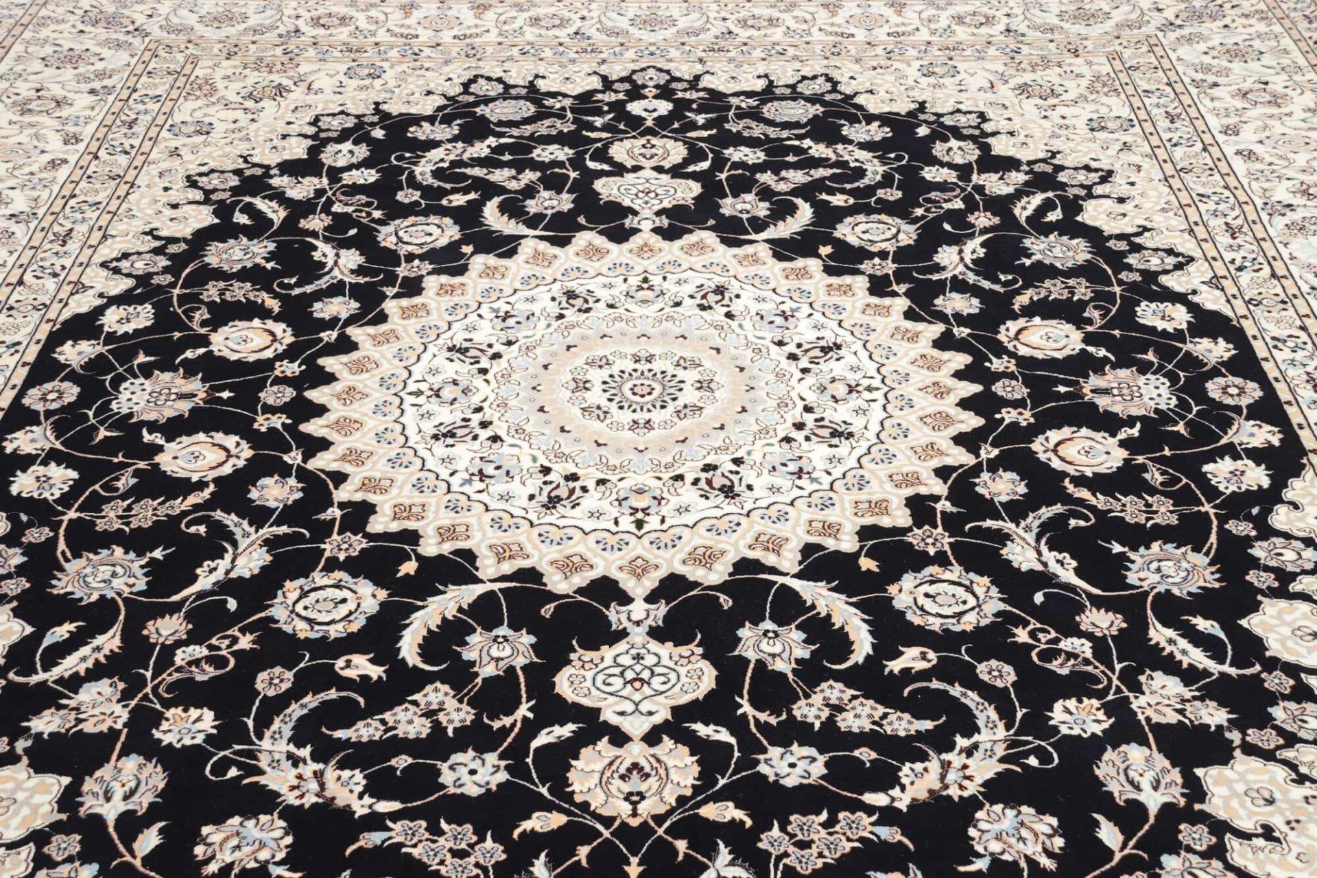 Handgeknüpfter Nain Perserteppich 262 × 310 cm
