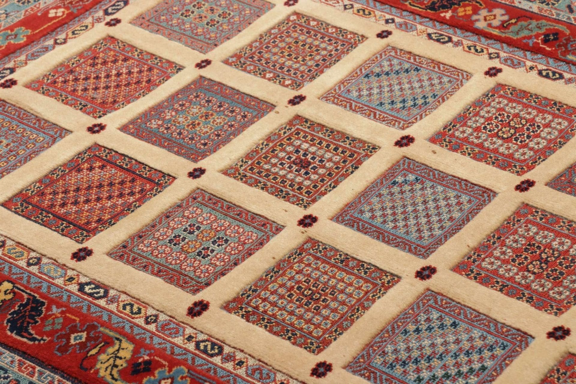 Nain Perserteppich aus Iran, 106 × 129 cm