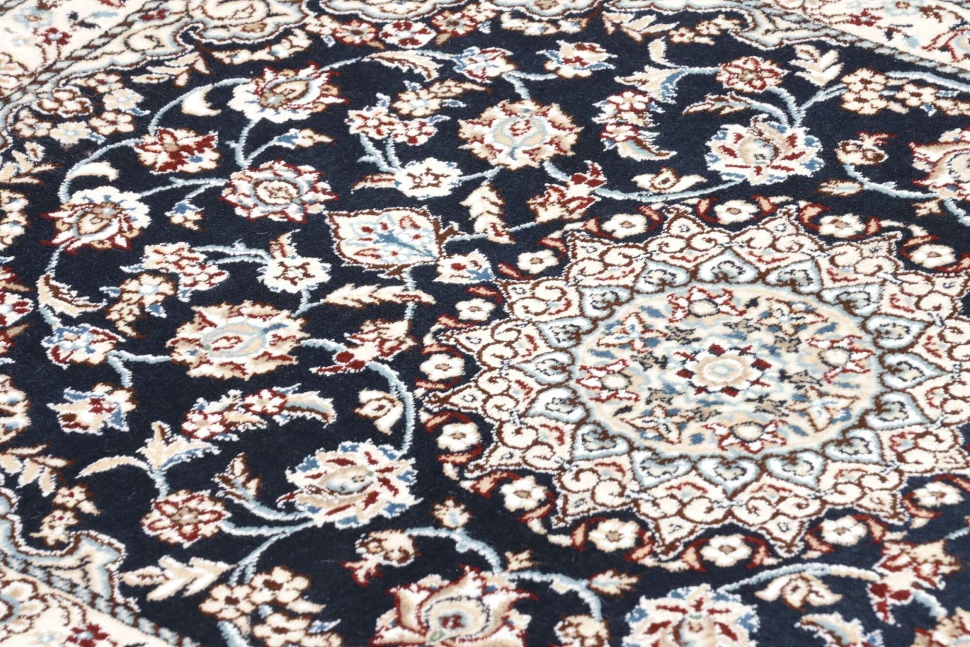 Nain Perserteppich aus Iran, 84 × 119 cm