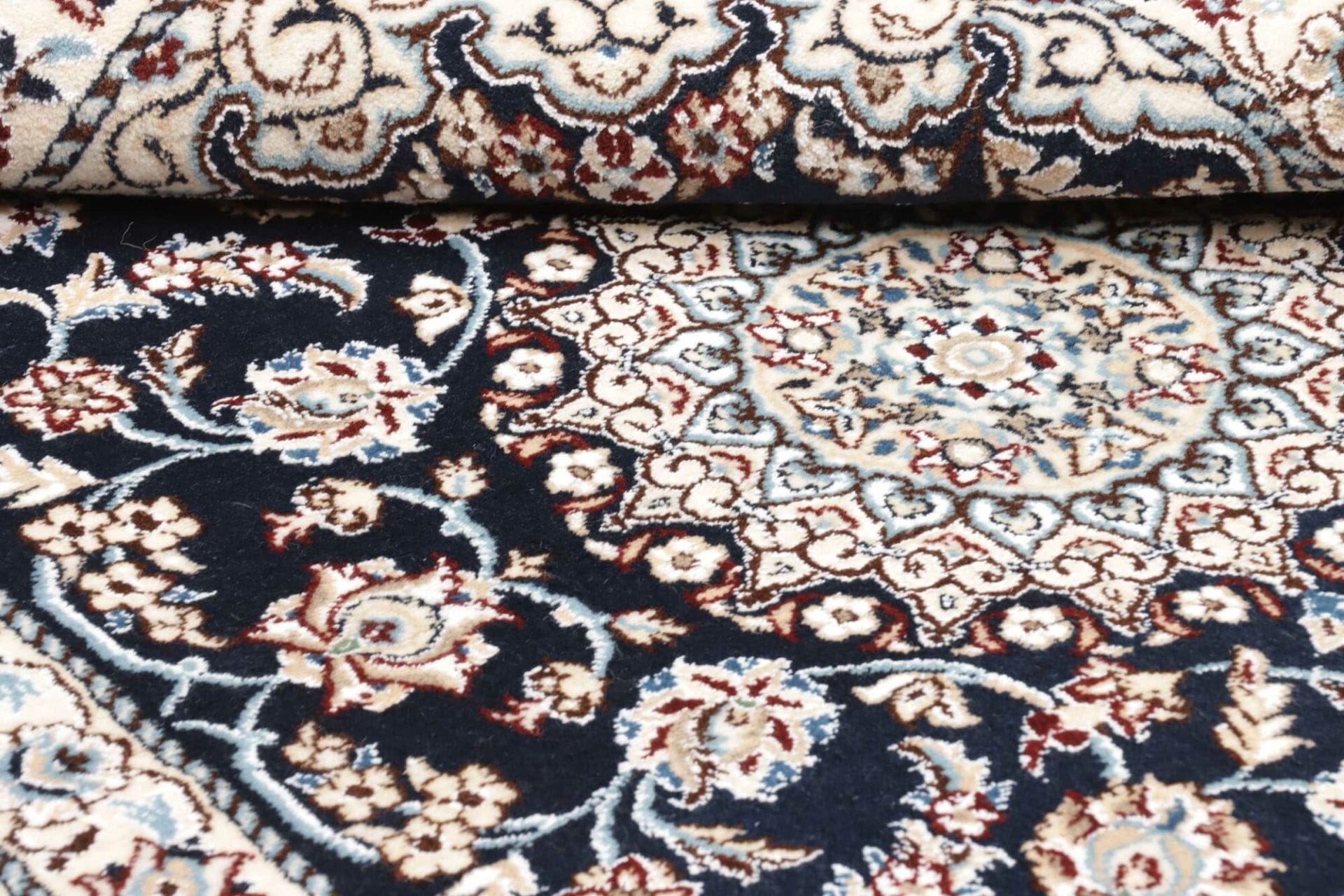 Nain Perserteppich aus Iran, 84 × 119 cm
