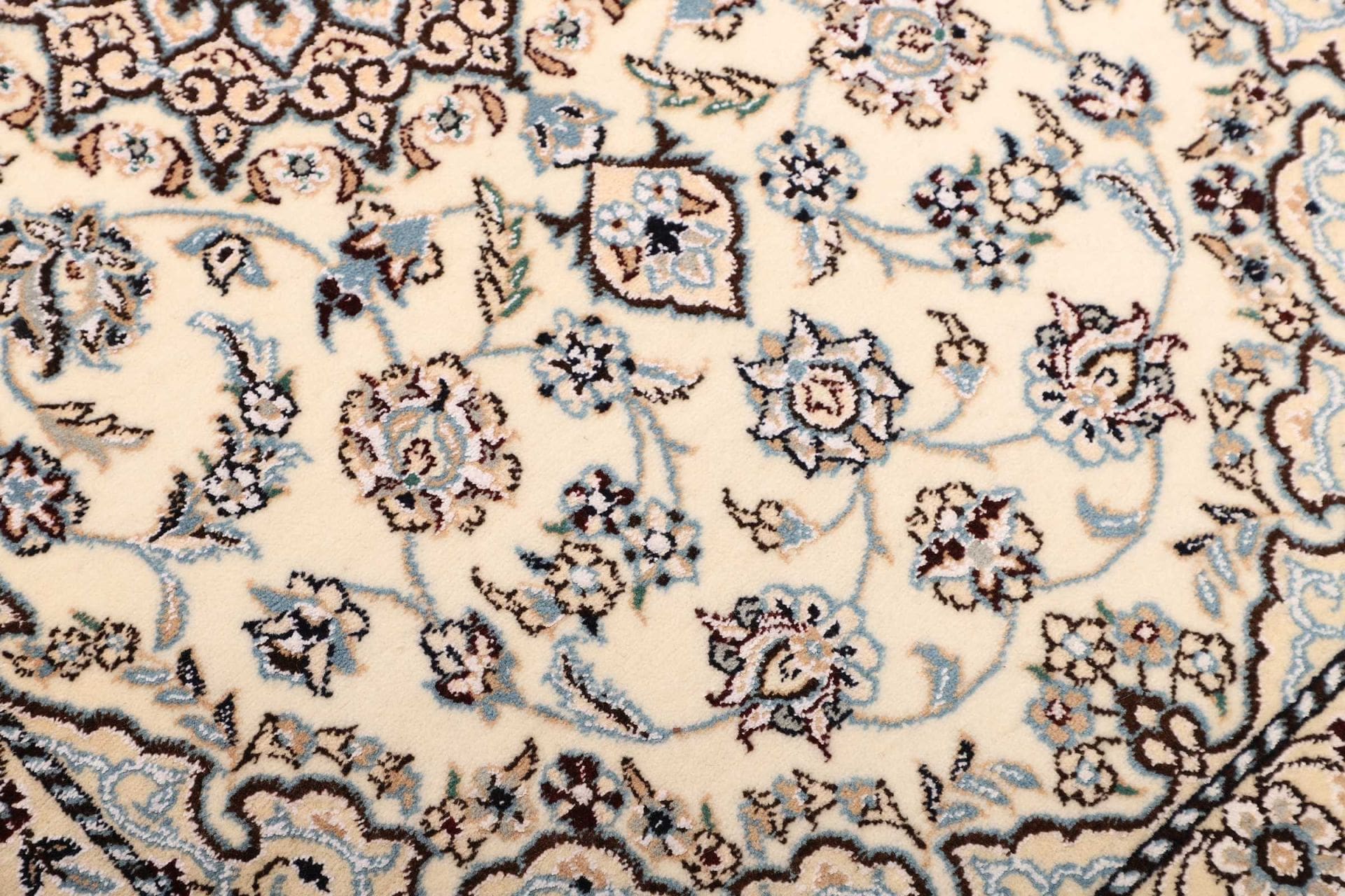 Nain Perserteppich aus Iran, 83 × 124 cm