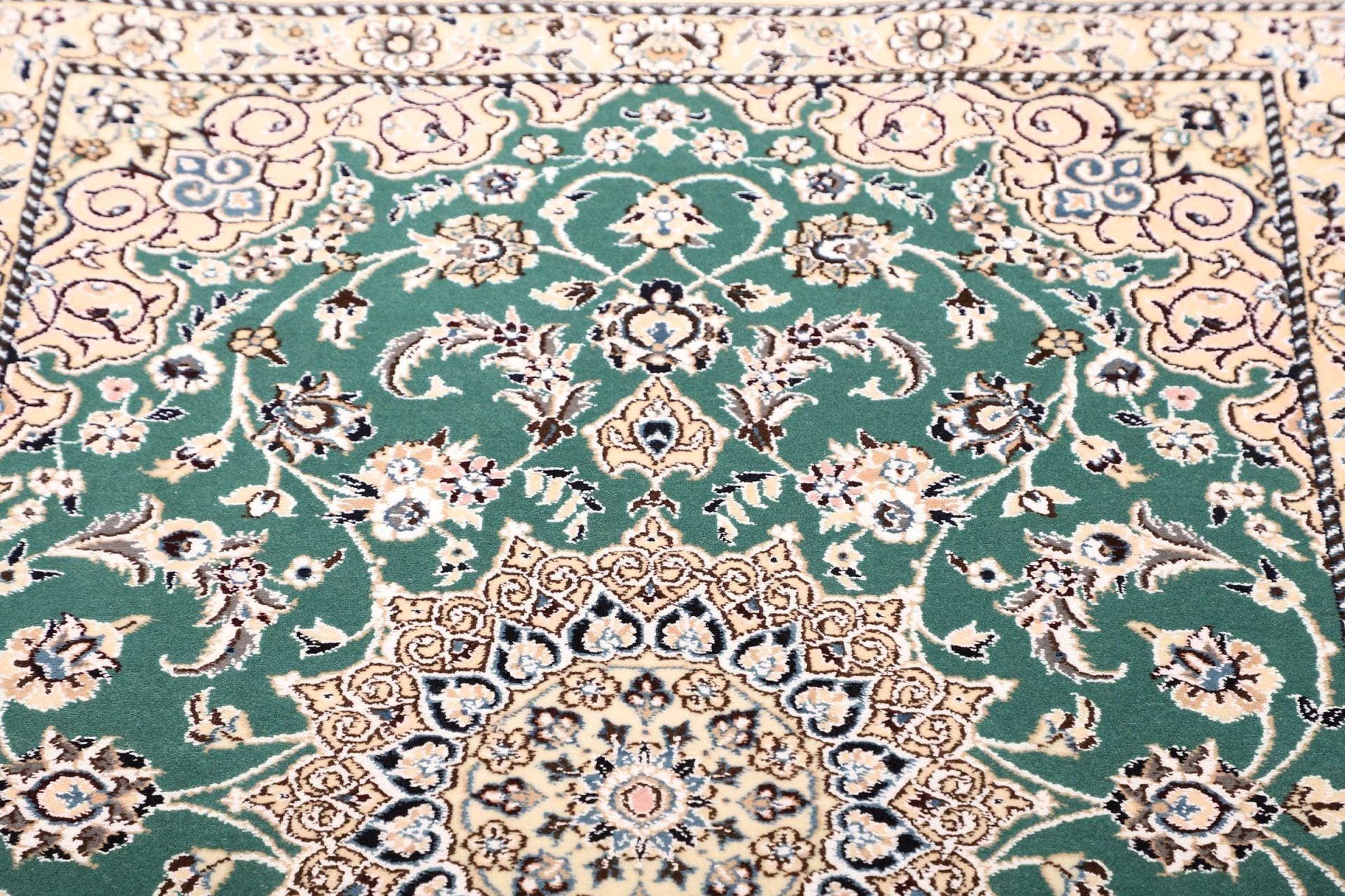 Nain Perserteppich aus Iran, 93 × 127 cm