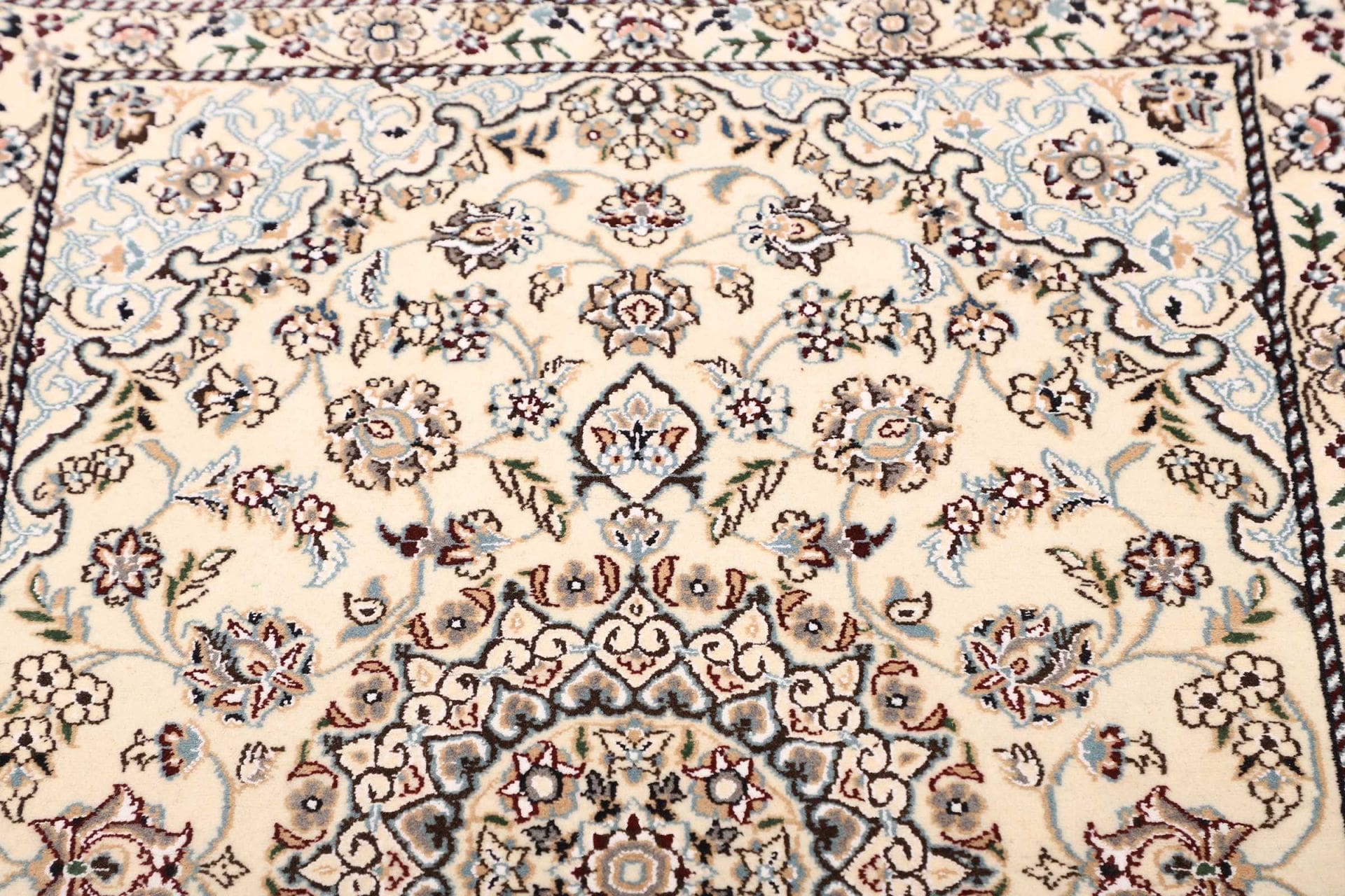Nain Perserteppich 85 × 120 cm aus Wolle, handgeknüpft