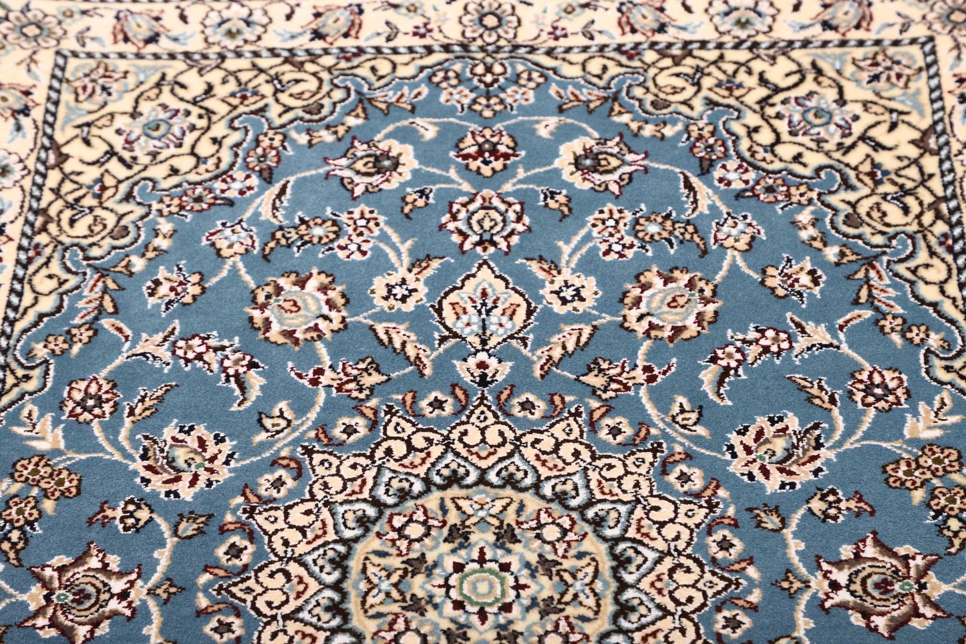 Nain Perserteppich aus Iran, 83 × 117 cm