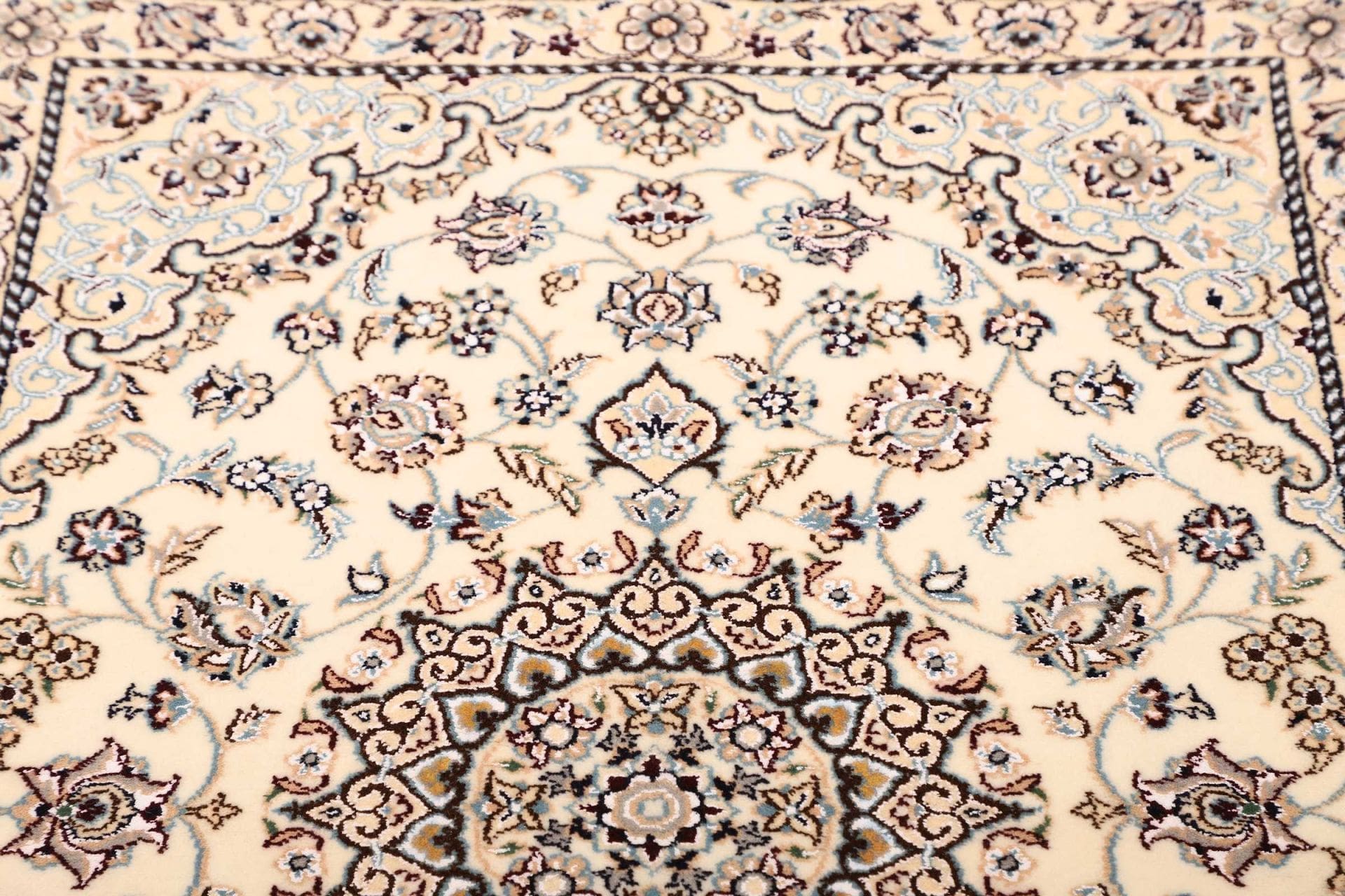 Nain Perserteppich aus Iran, 88 × 122 cm