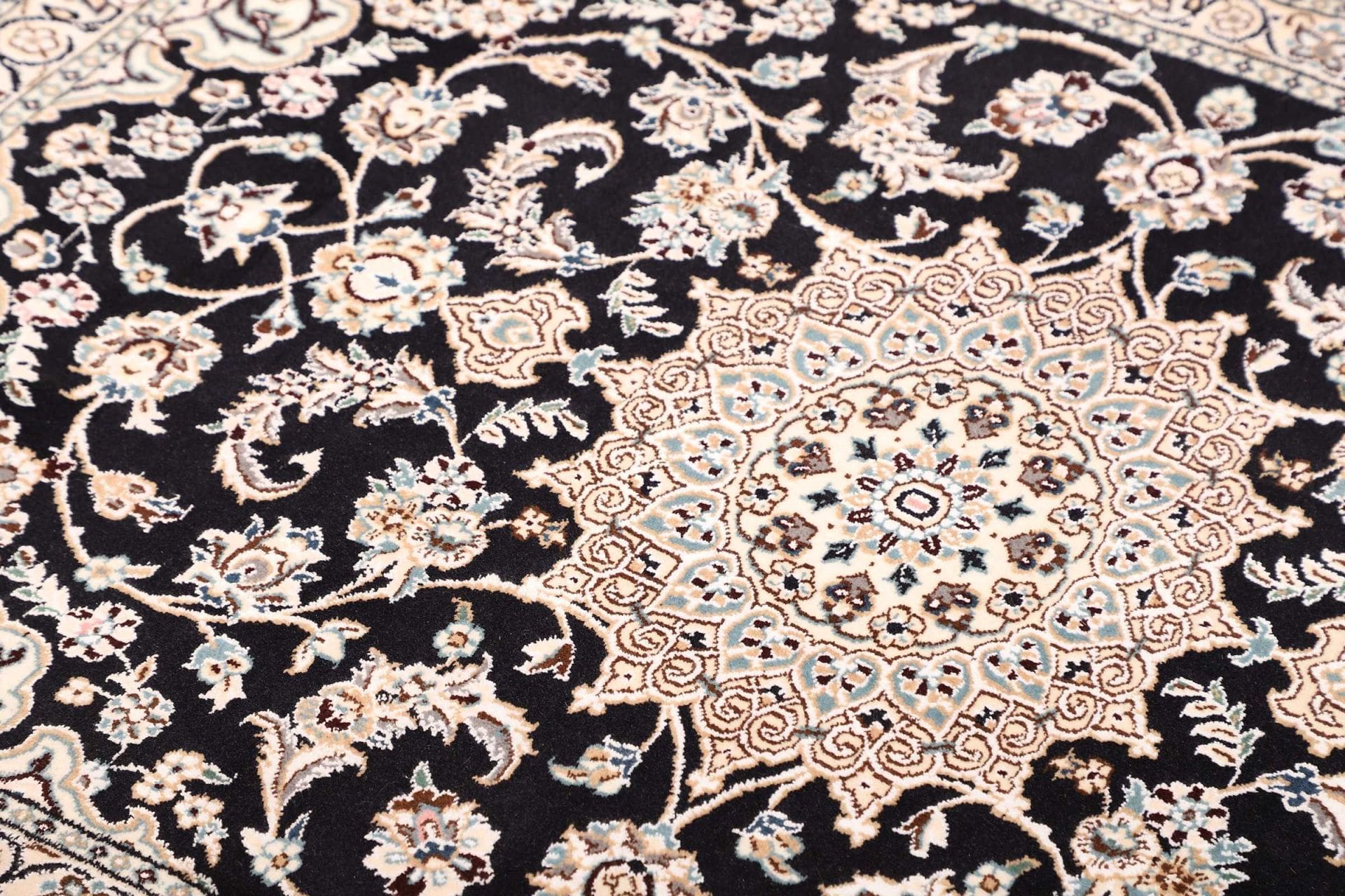Nain Perserteppich 93 × 130 cm aus Wolle, handgeknüpft