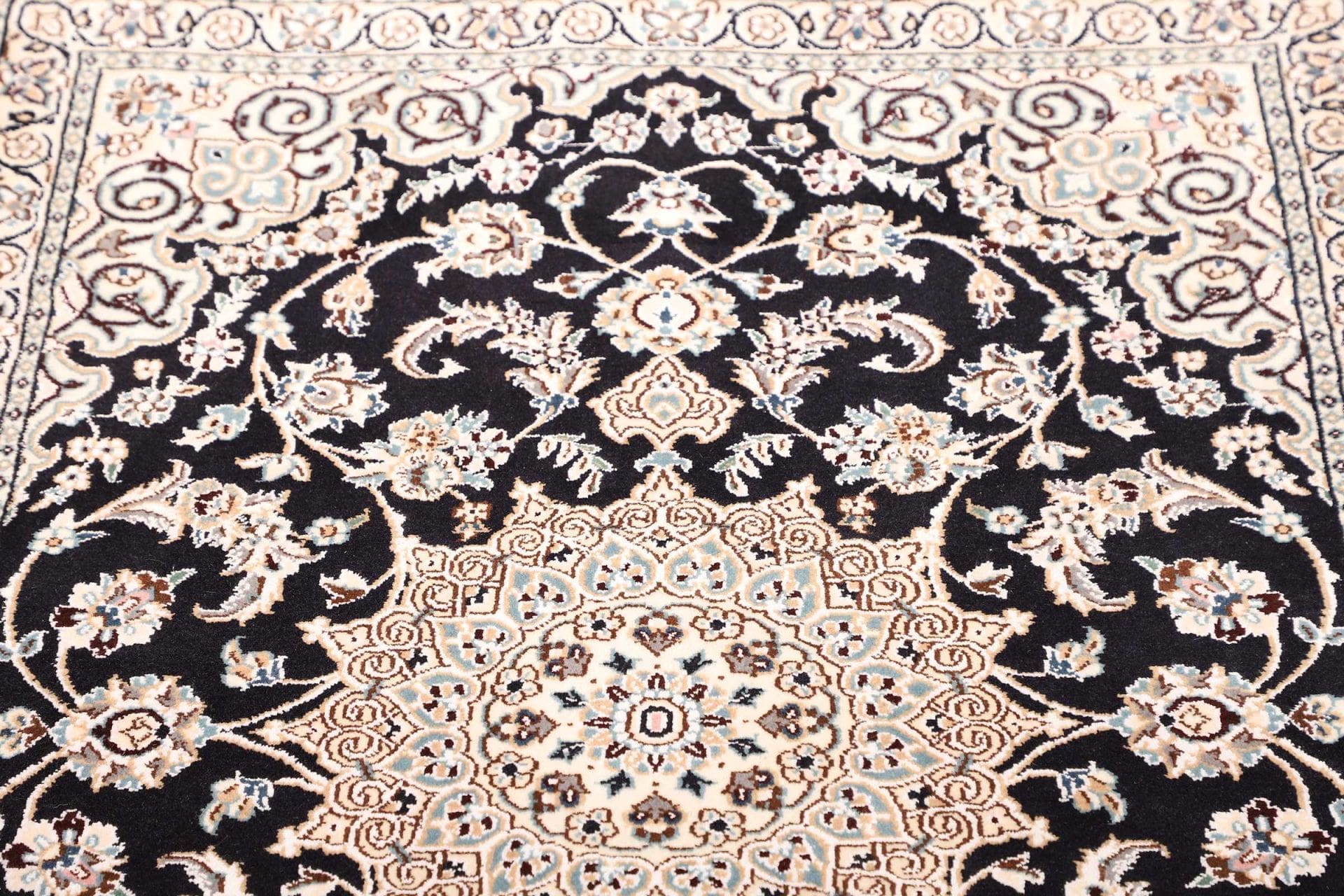 Nain Perserteppich 93 × 130 cm aus Wolle, handgeknüpft