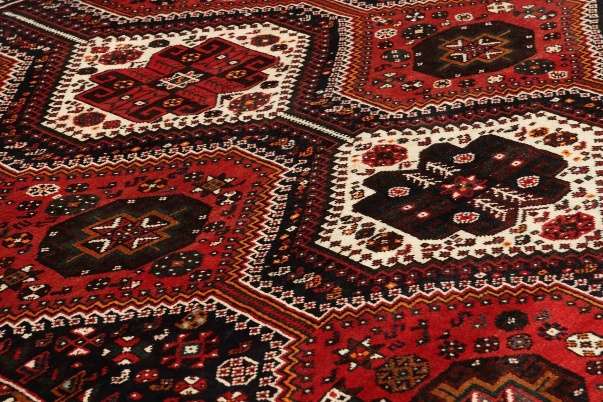 shiraz-teppich-178-x-267-cm-in-wolle-handgeknupft-perserteppich-6 Shiraz Perserteppich 178 × 267 cm aus Wolle, handgeknüpft