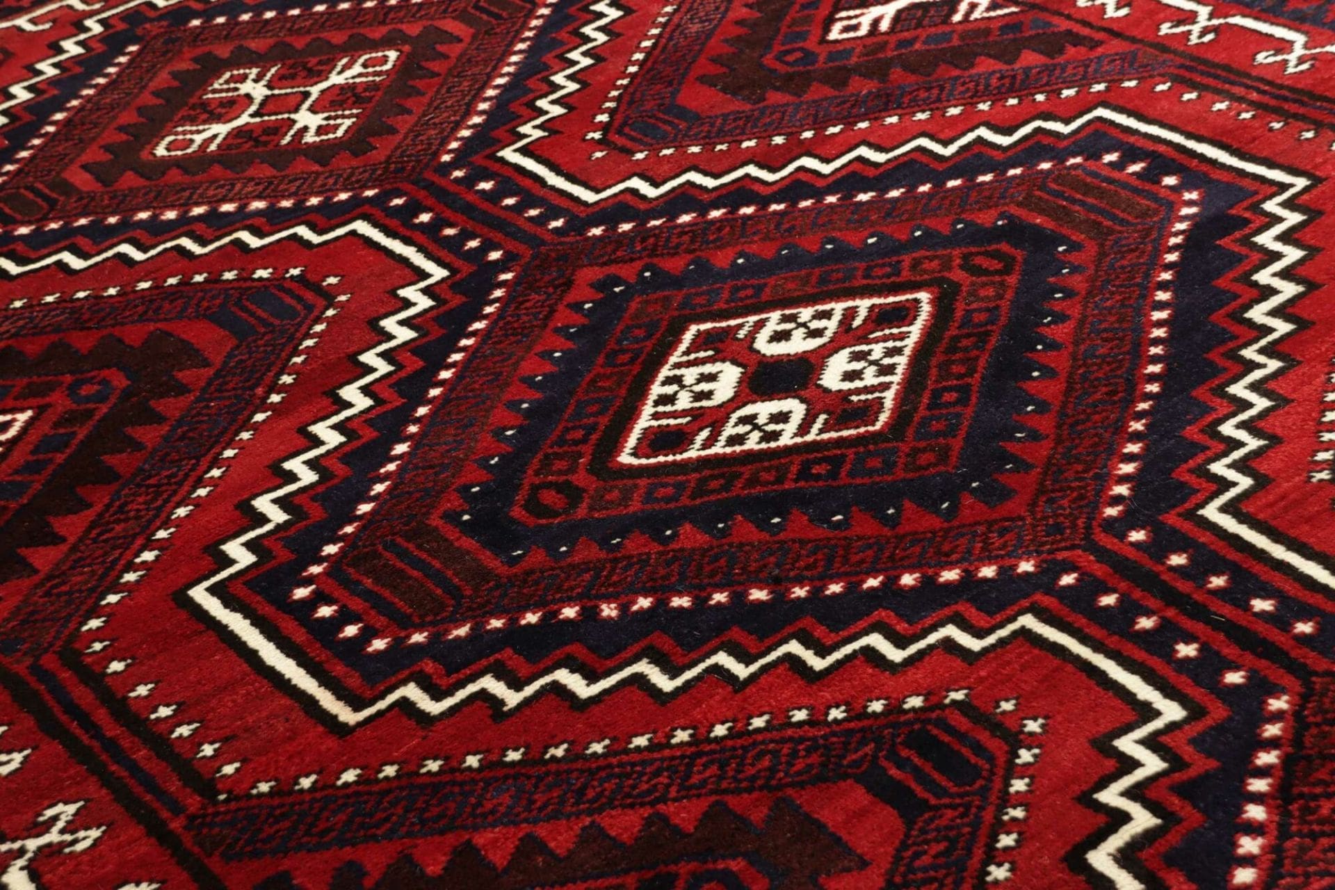 lori-orientteppich-228-x-305-cm-geometrisches-muster-handgeknupft-8 Handgeknüpfter Loribaft Perserteppich, 228 × 305 cm, Wolle