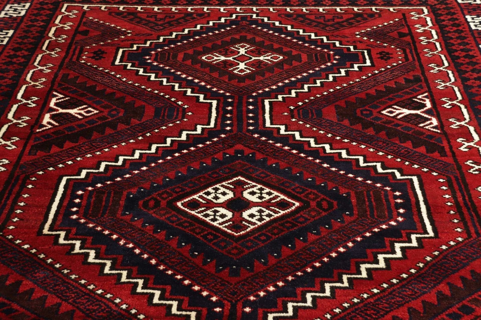 lori-orientteppich-228-x-305-cm-geometrisches-muster-handgeknupft-9 Handgeknüpfter Loribaft Perserteppich, 228 × 305 cm, Wolle