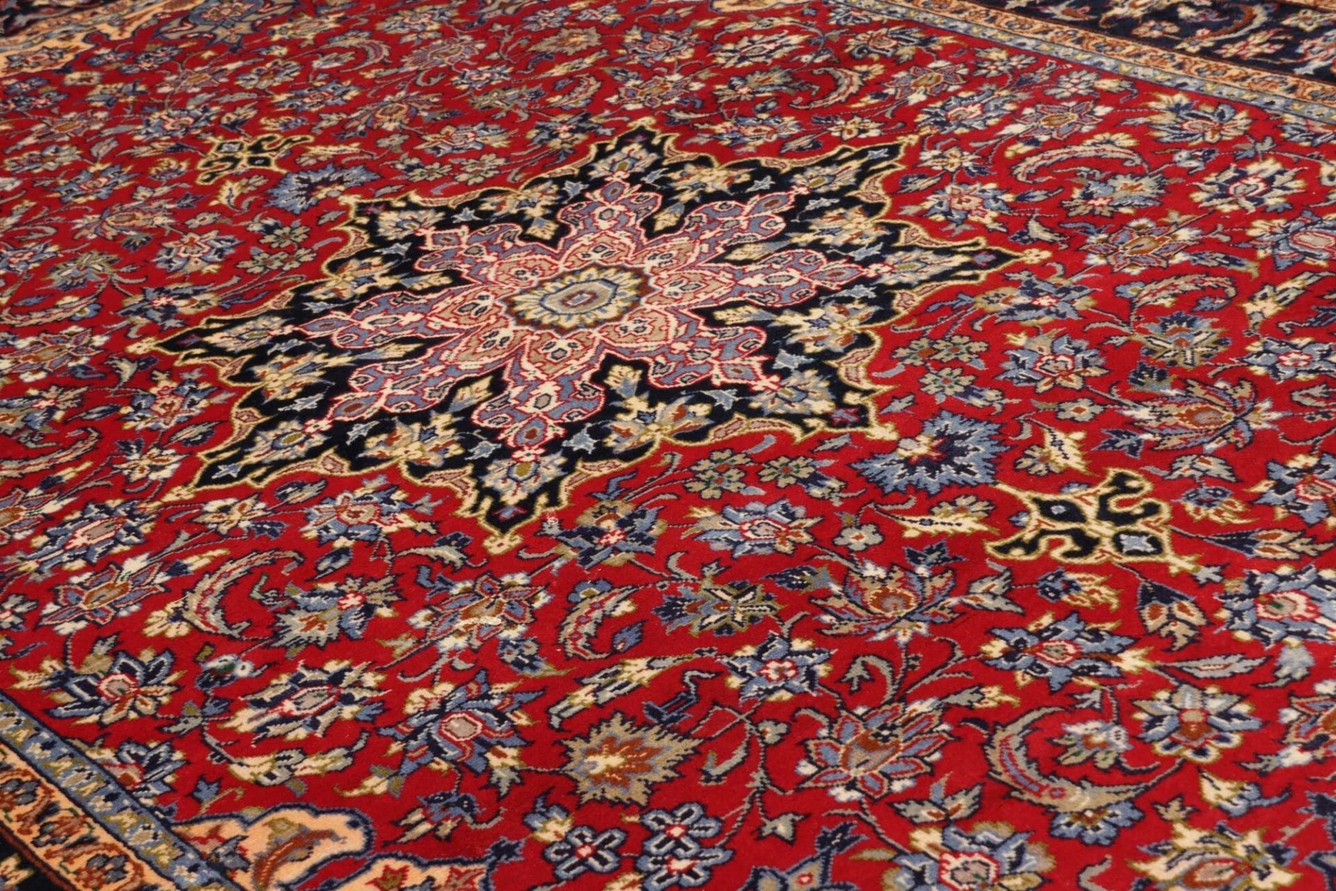 Perserteppich aus Iran, 223 × 330 cm