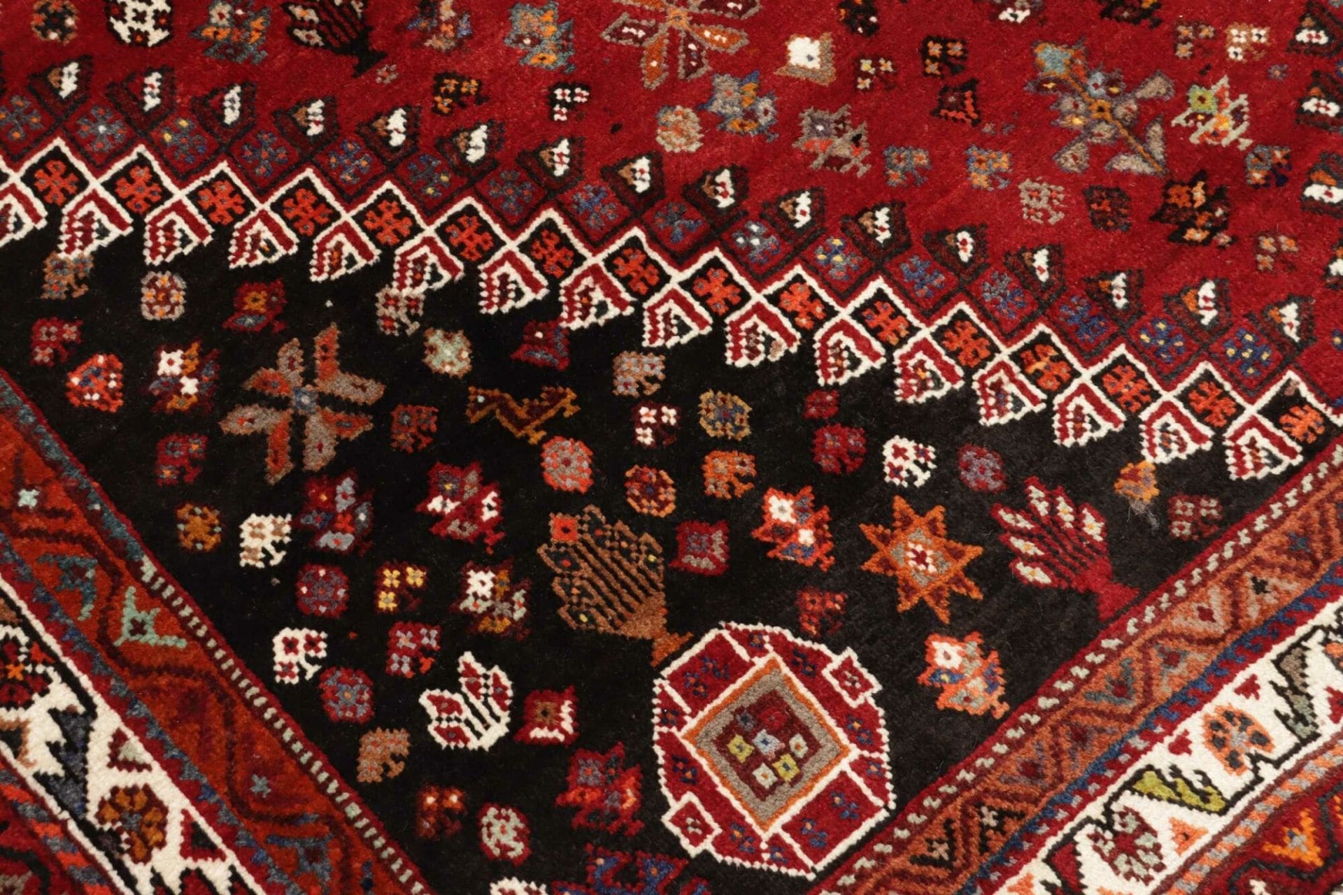Shiraz Perserteppich aus Iran, 178 × 250 cm