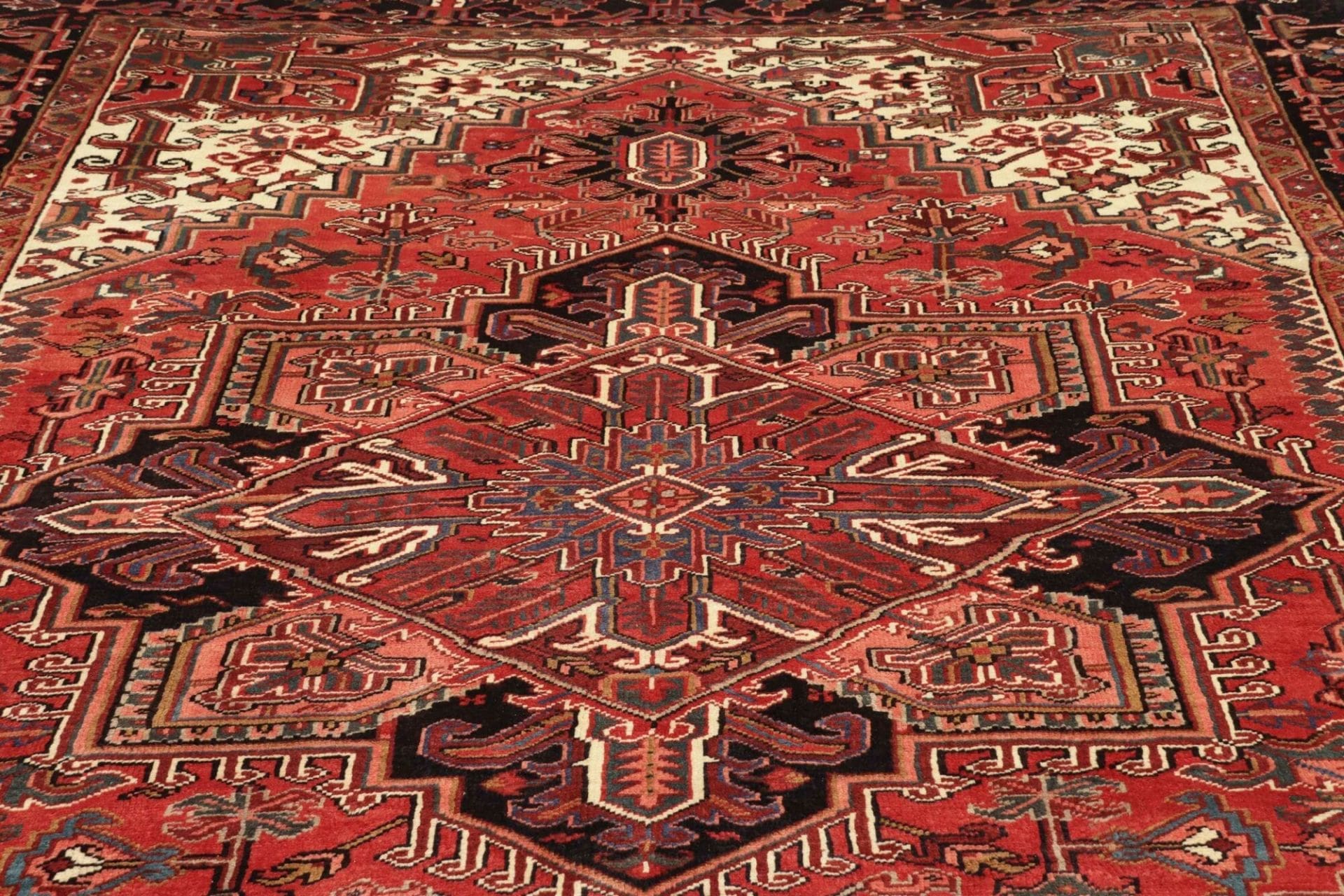 Handgeknüpfter Heriz Perserteppich 236 × 315 cm