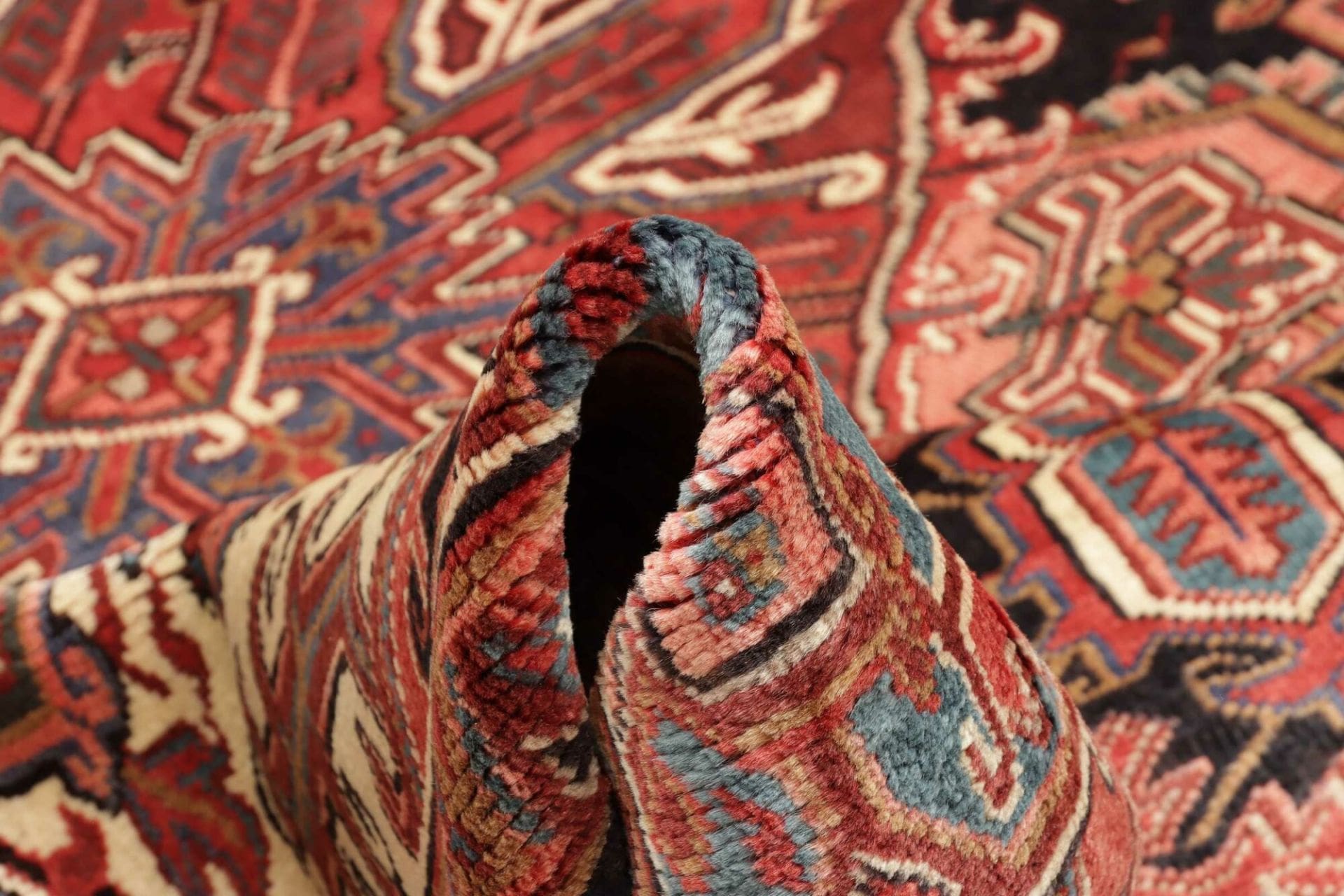 Handgeknüpfter Heriz Perserteppich 236 × 315 cm