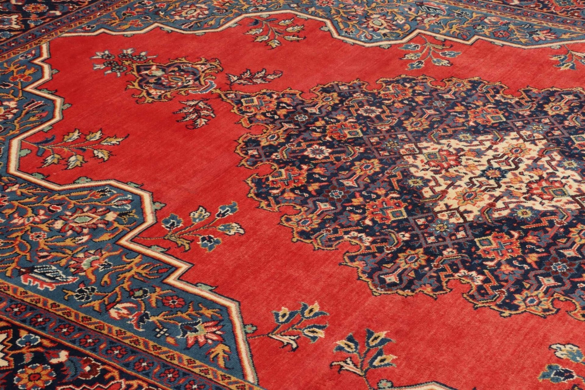 Perserteppich aus Iran, 273 × 380 cm